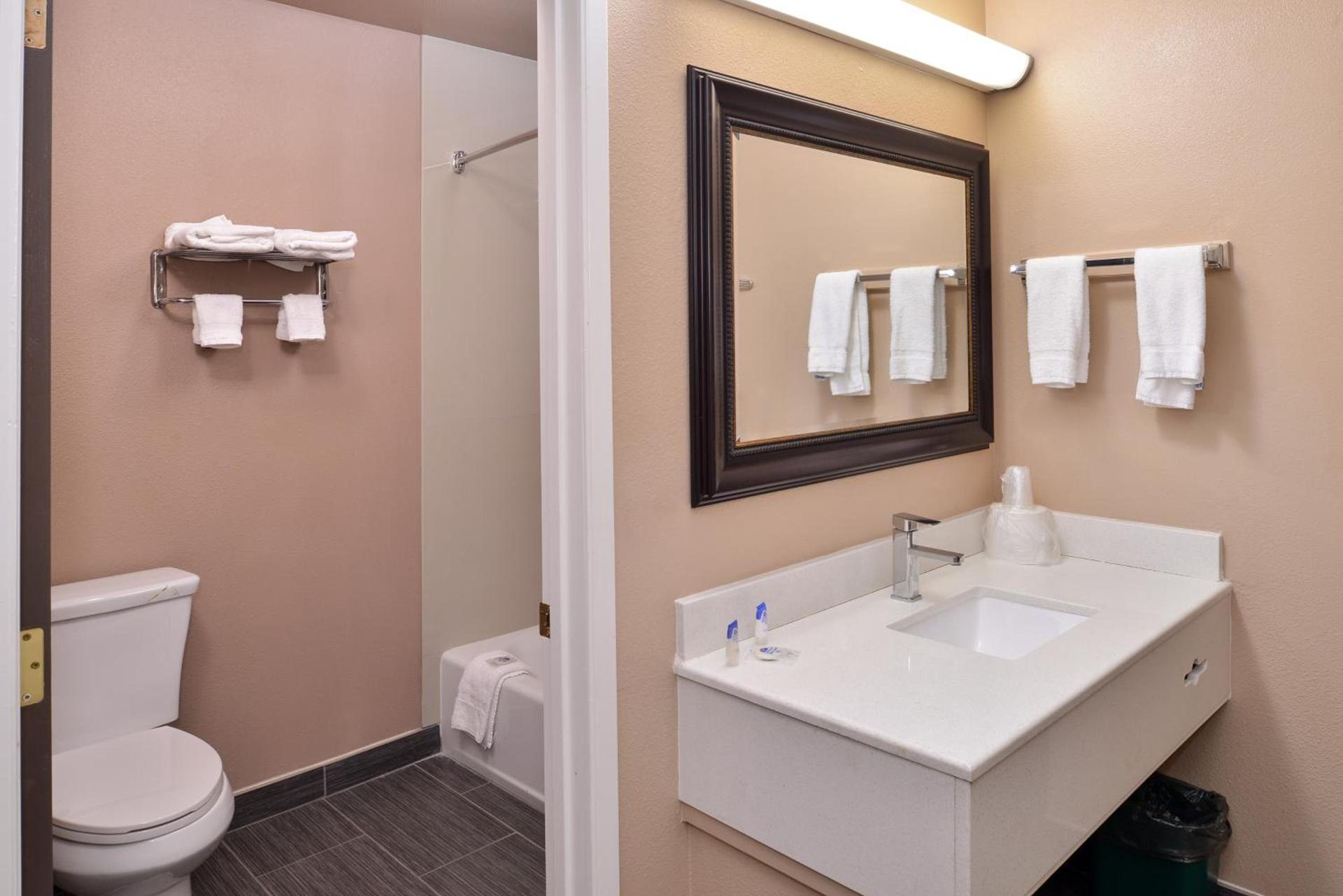 Americas Best Value Inn & Suites Madera photo 11