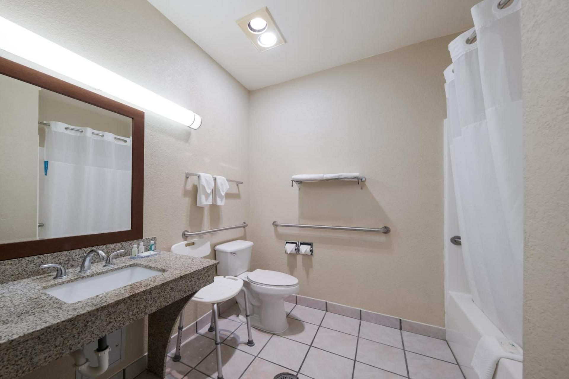 Quality Inn & Suites Terrell photo 50