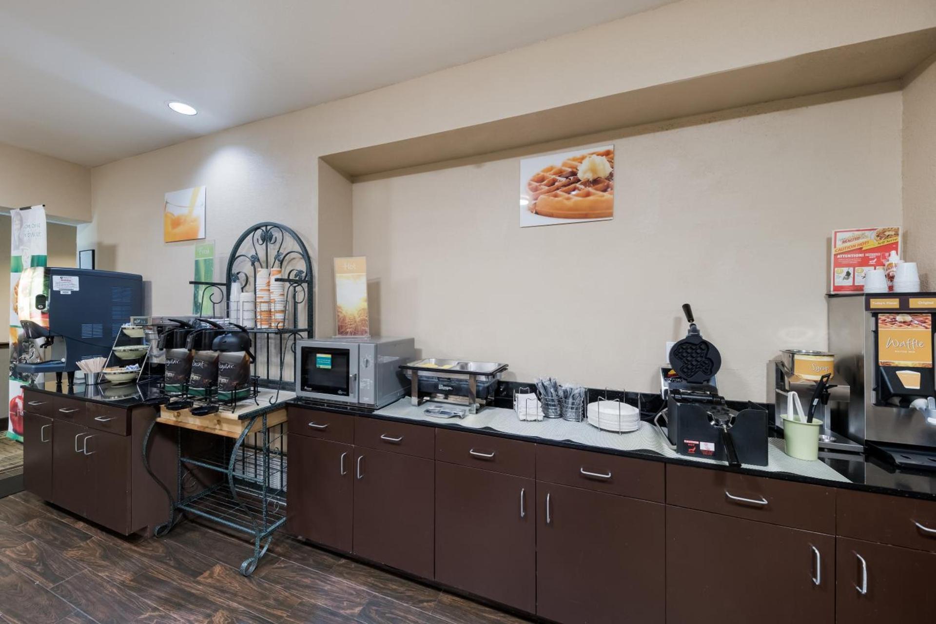 Quality Inn & Suites Terrell photo 57