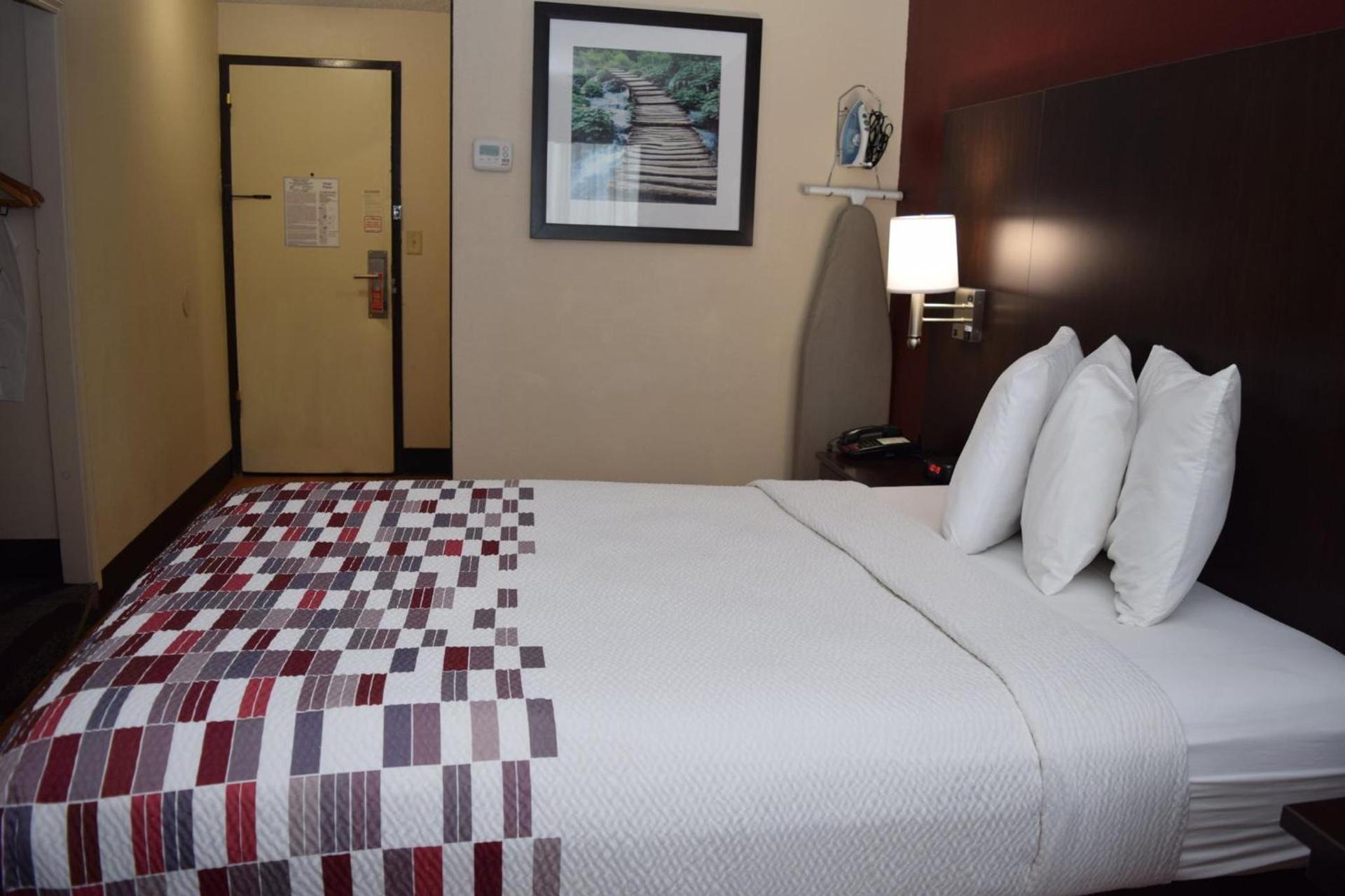 Red Roof Inn Batavia photo 32