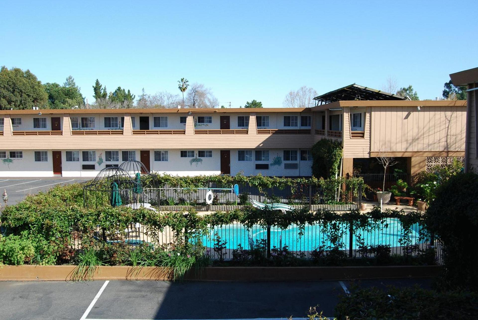 Stanford Motor Inn photo 3