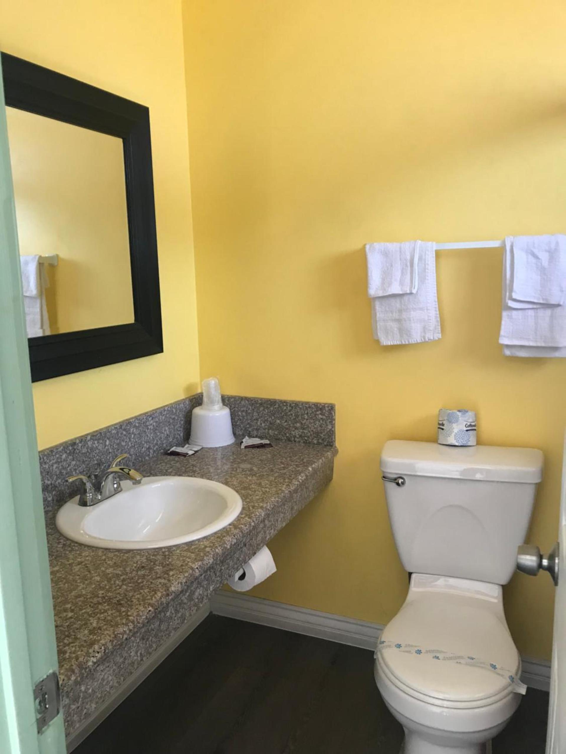 777 Motor Inn photo 18