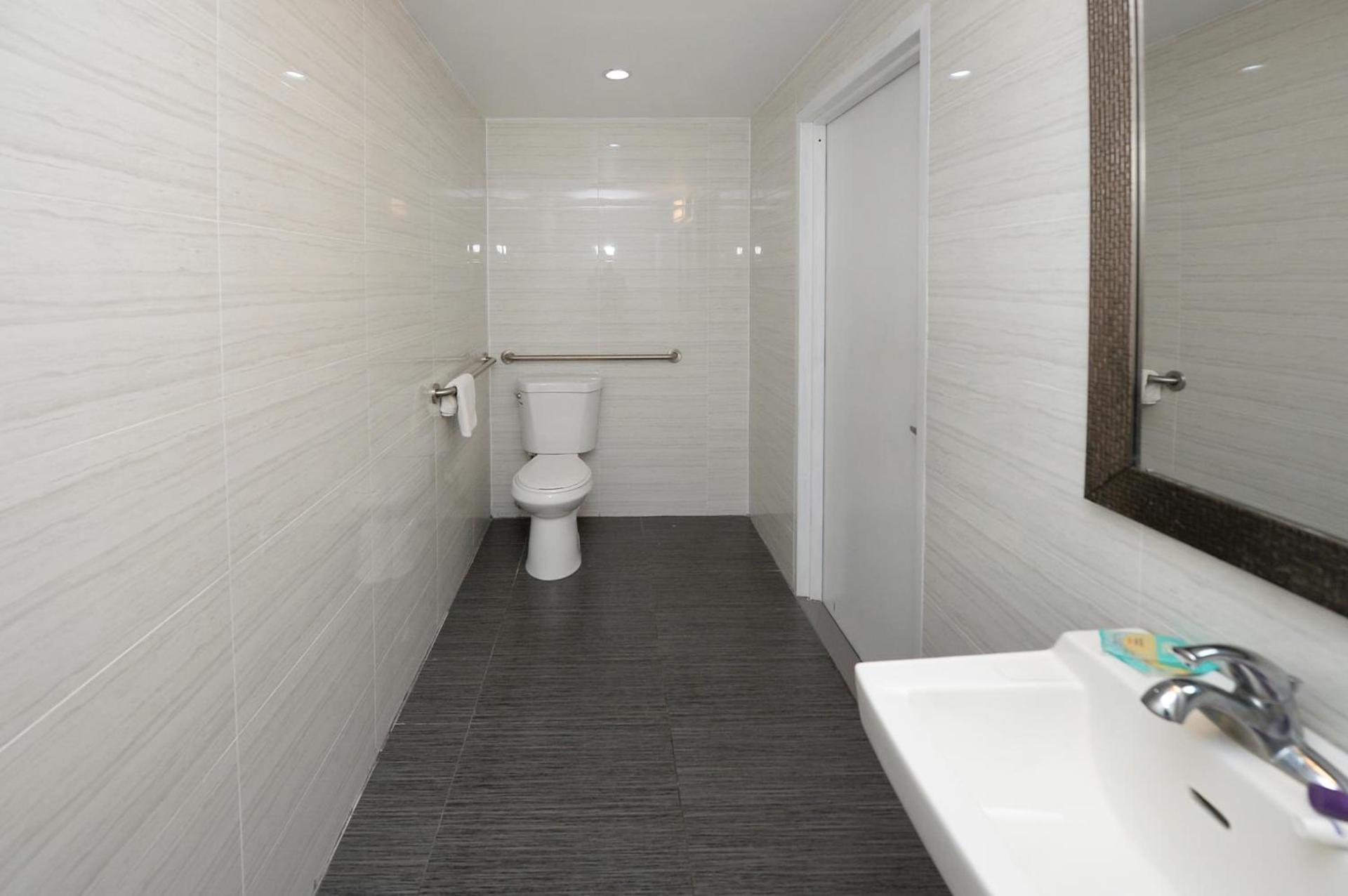 Americas Best Value Inn at Central Valley-Woodbury photo 10