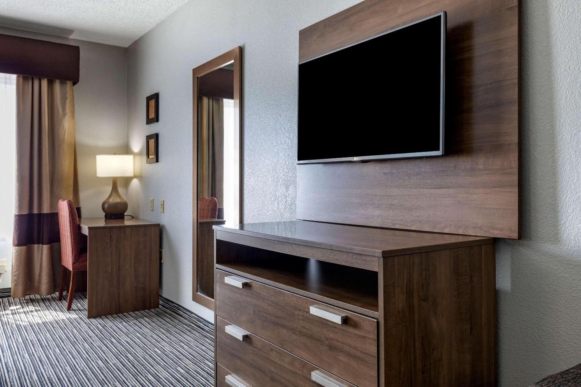 Quality Inn & Suites I-35 E-Walnut Hill photo 19