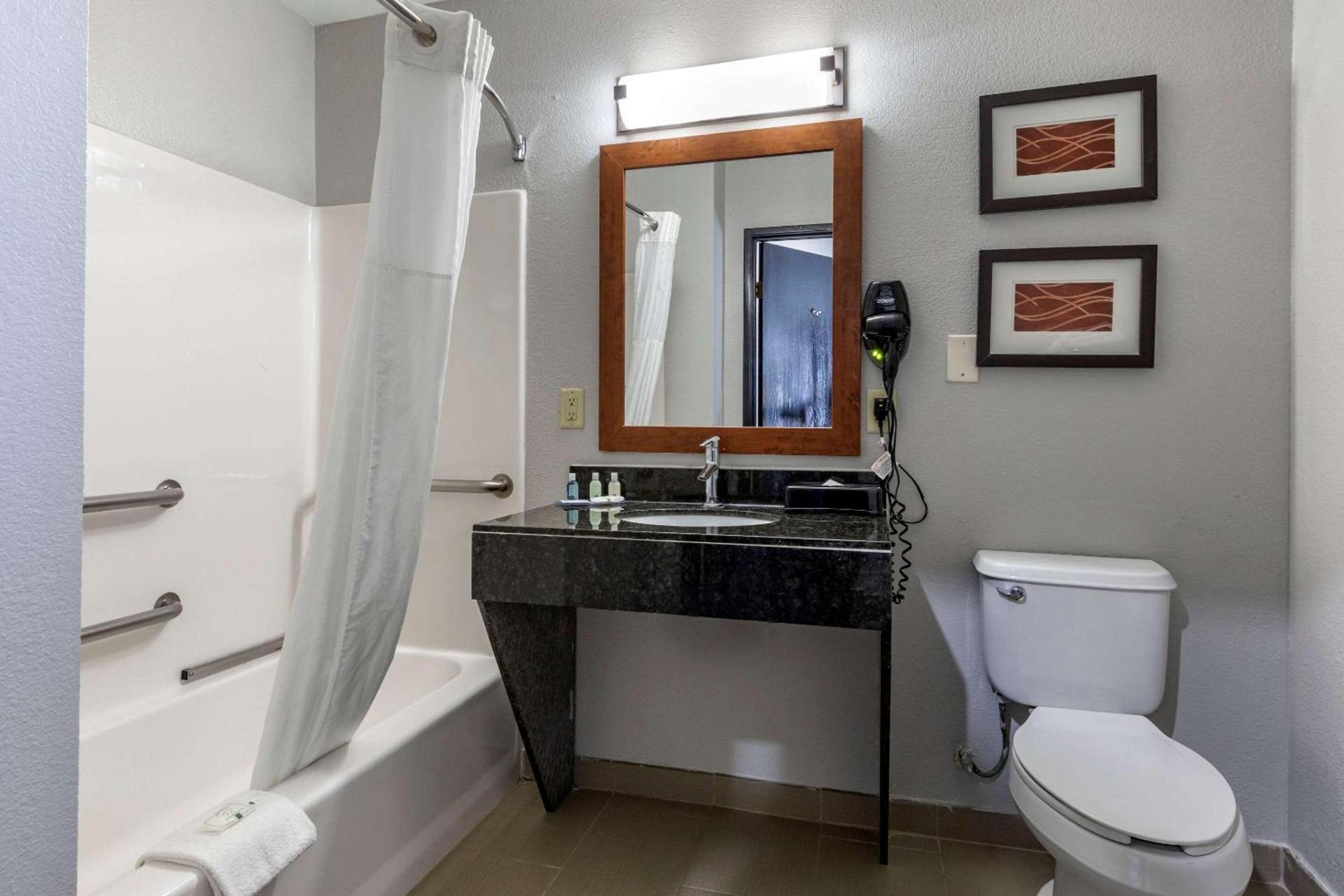 Quality Inn & Suites I-35 E-Walnut Hill photo 31