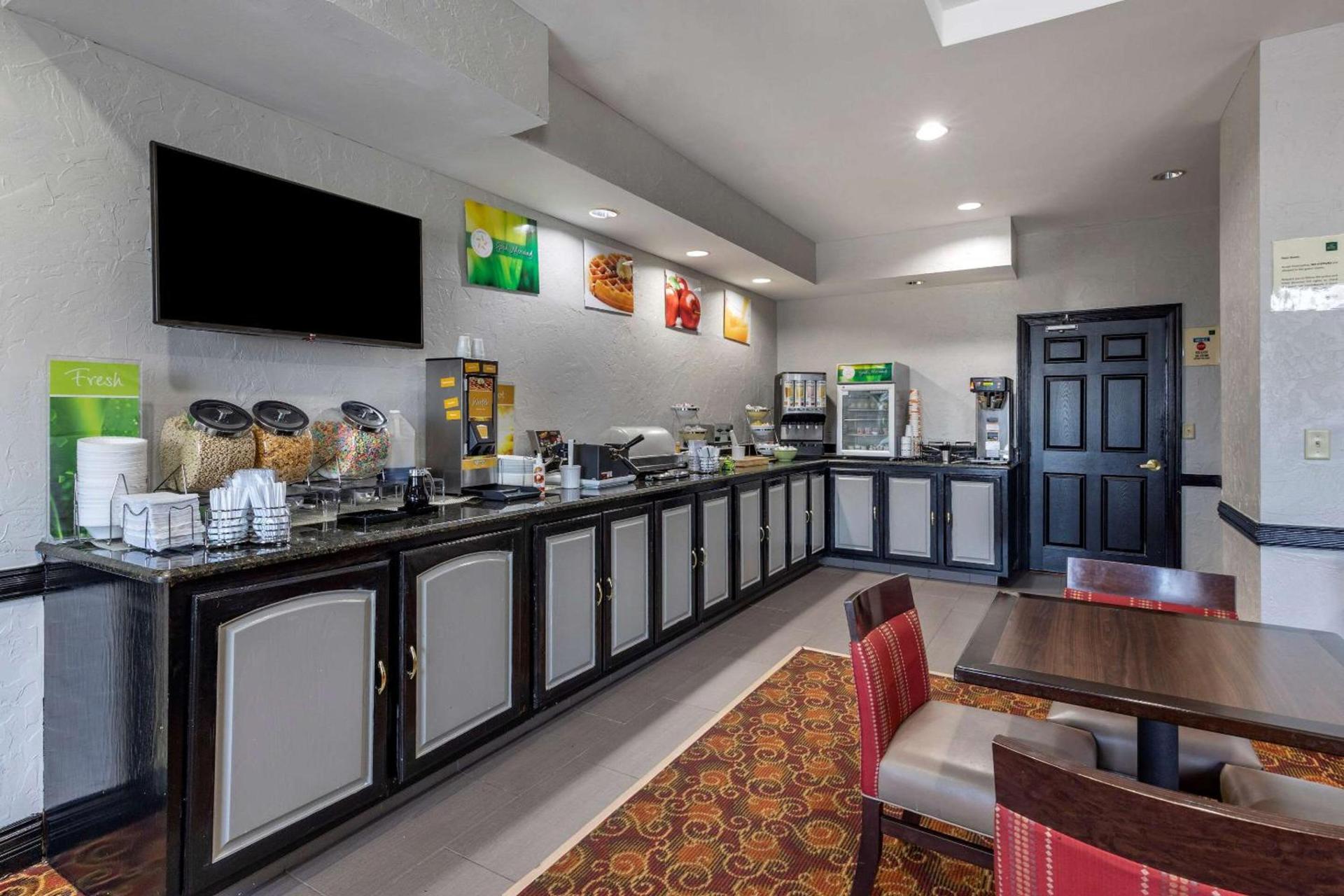 Quality Inn & Suites I-35 E-Walnut Hill photo 11