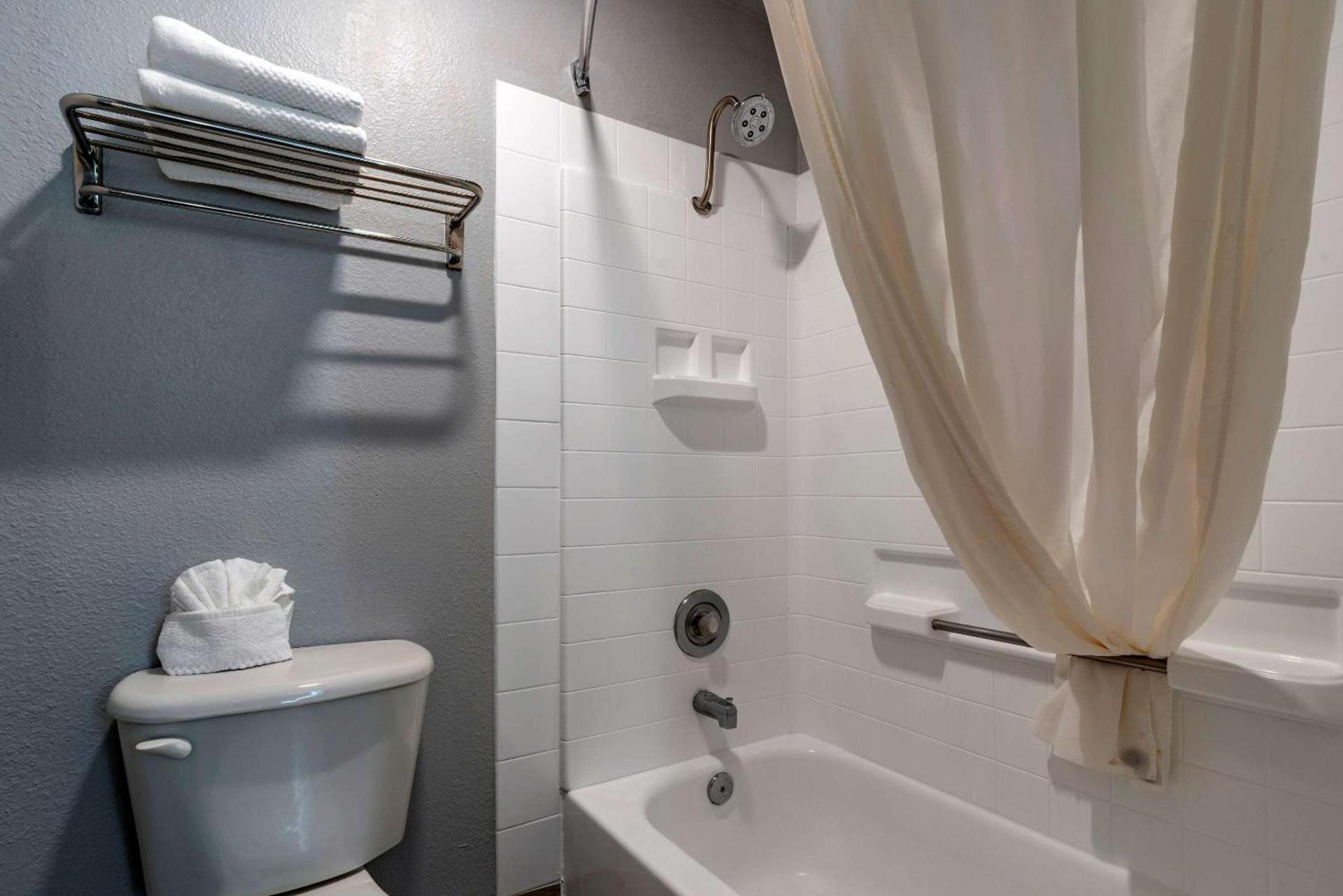 Quality Inn Madras photo 23