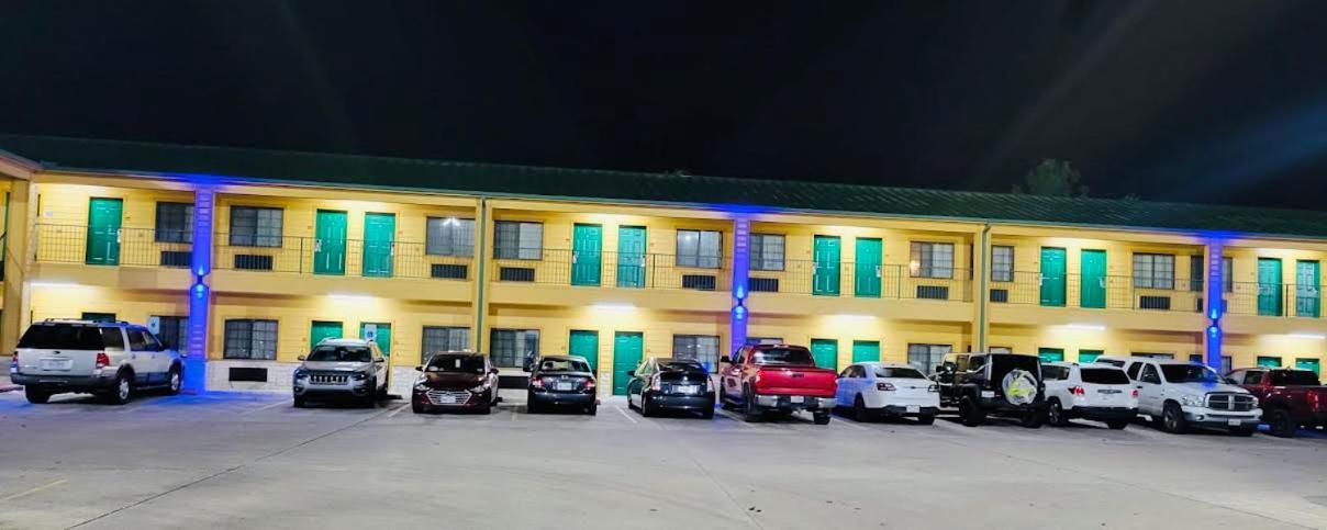 Scottish Inn & Suites photo 20