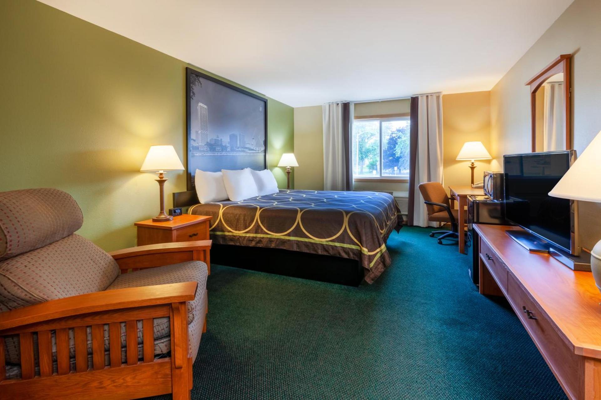 Super 8 by Wyndham Berlin WI photo 13