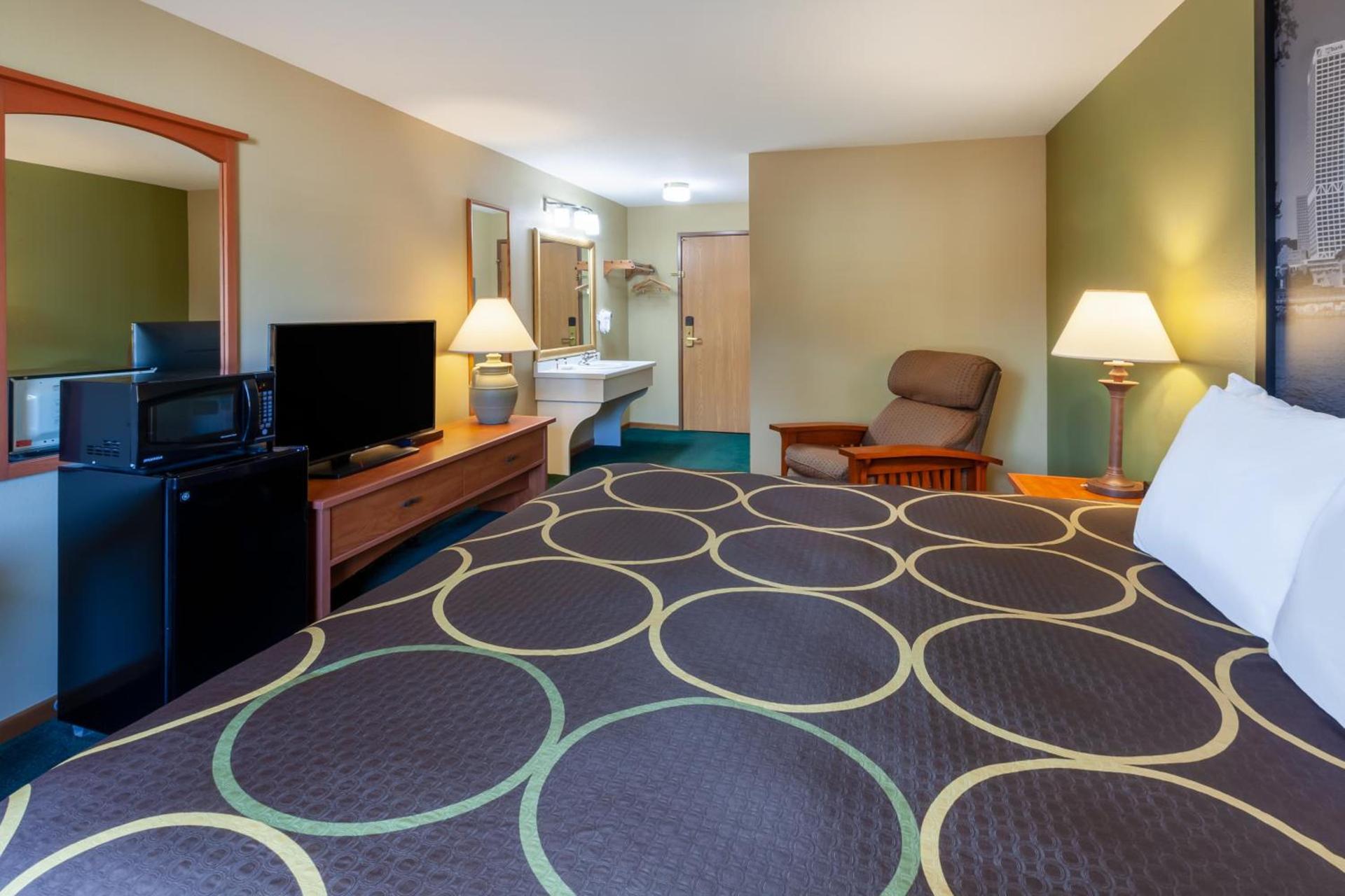 Super 8 by Wyndham Berlin WI photo 14