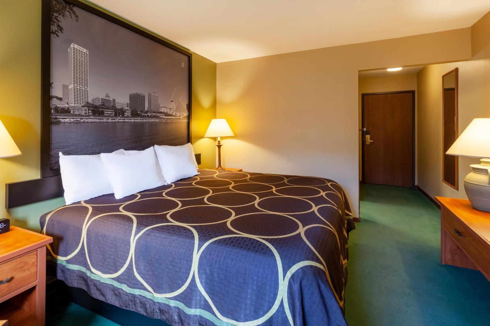 Super 8 by Wyndham Berlin WI photo 17