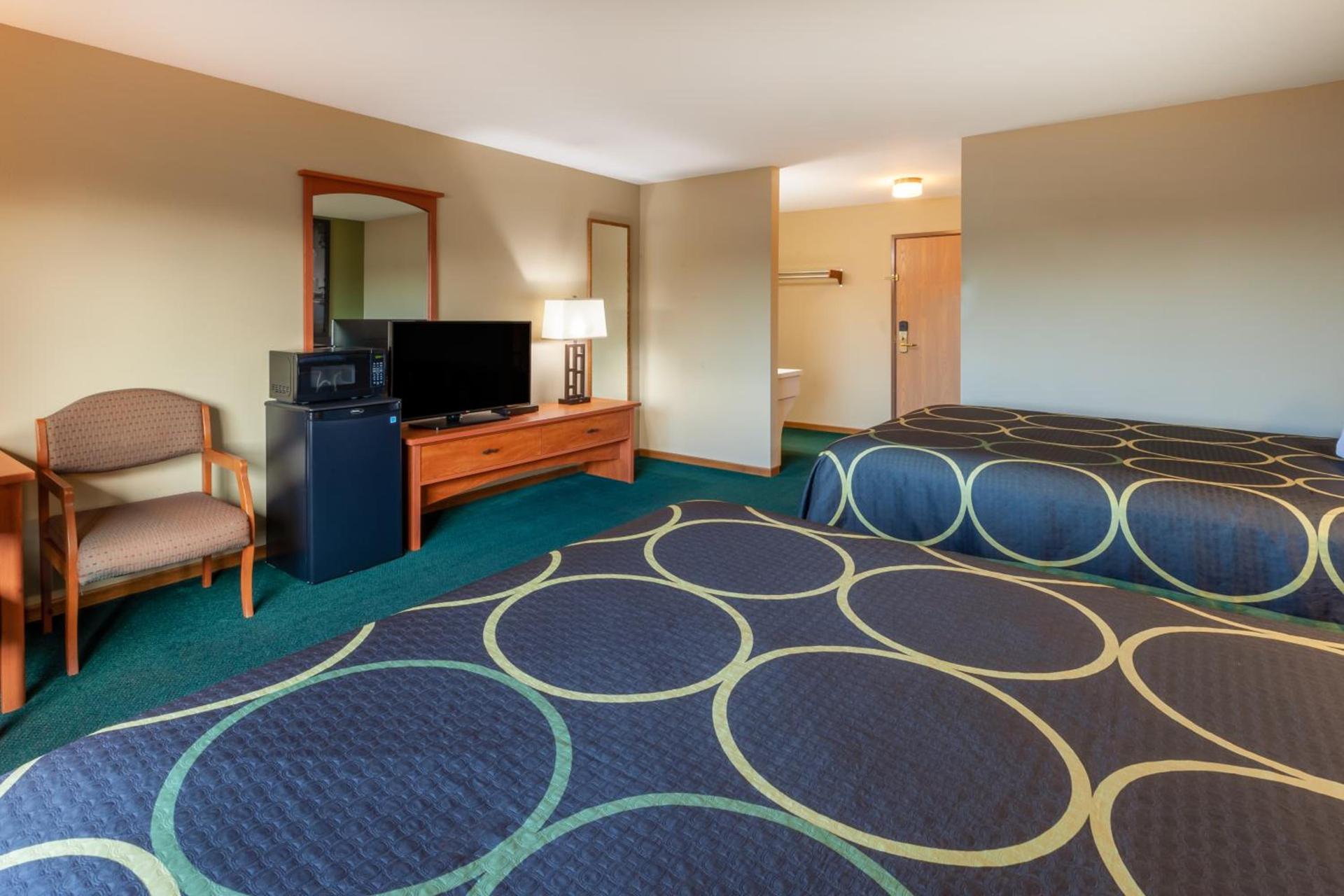 Super 8 by Wyndham Berlin WI photo 19