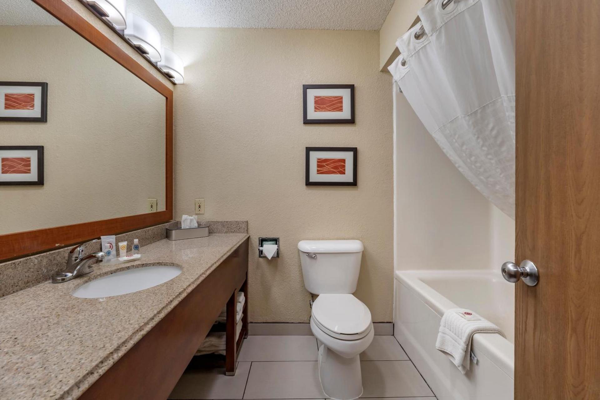Comfort Inn & Suites Hays I-70 photo 17