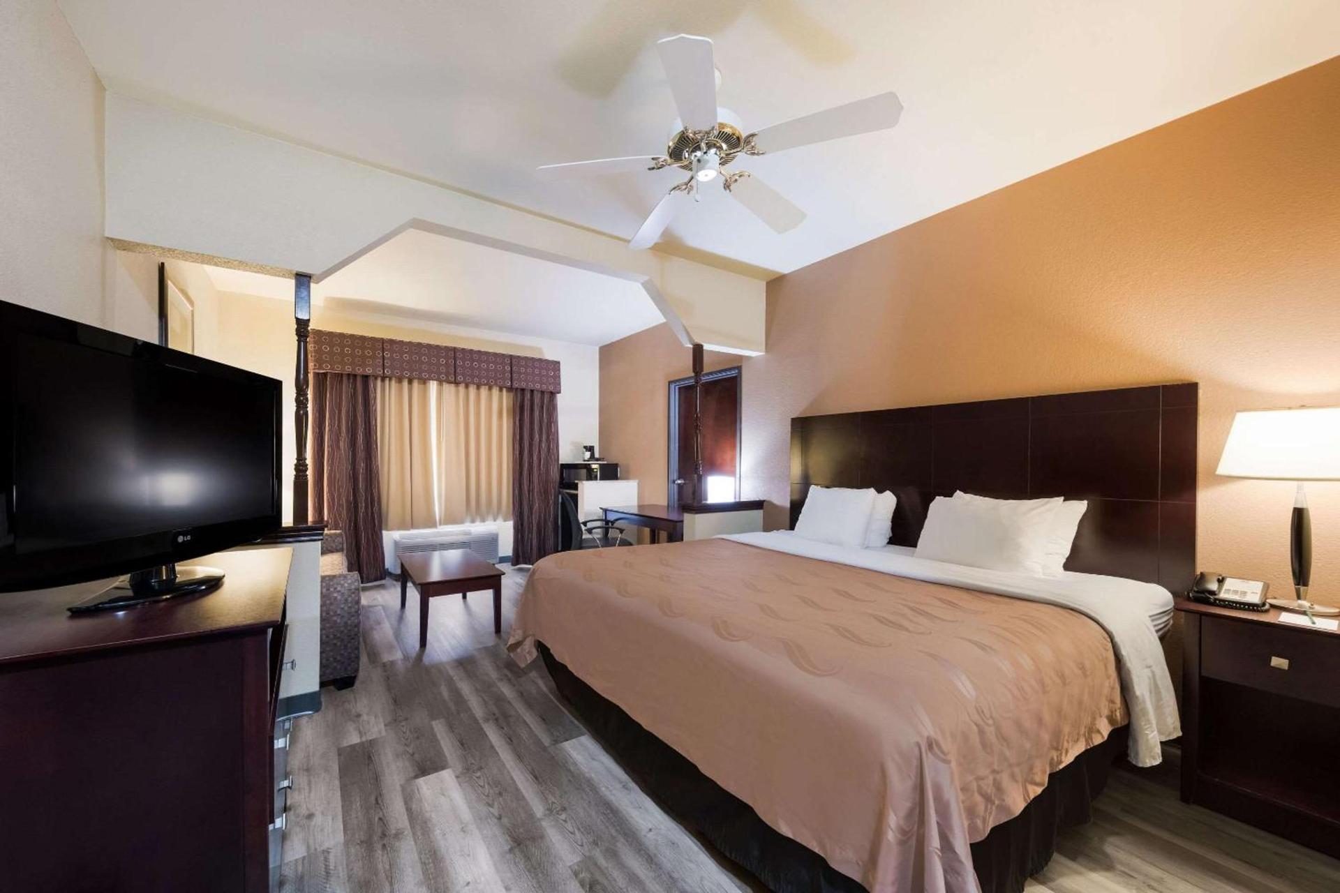 Quality Inn & Suites Terrell photo 19
