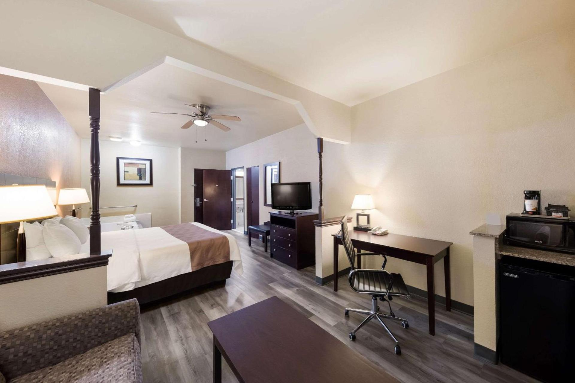 Quality Inn & Suites Terrell photo 24