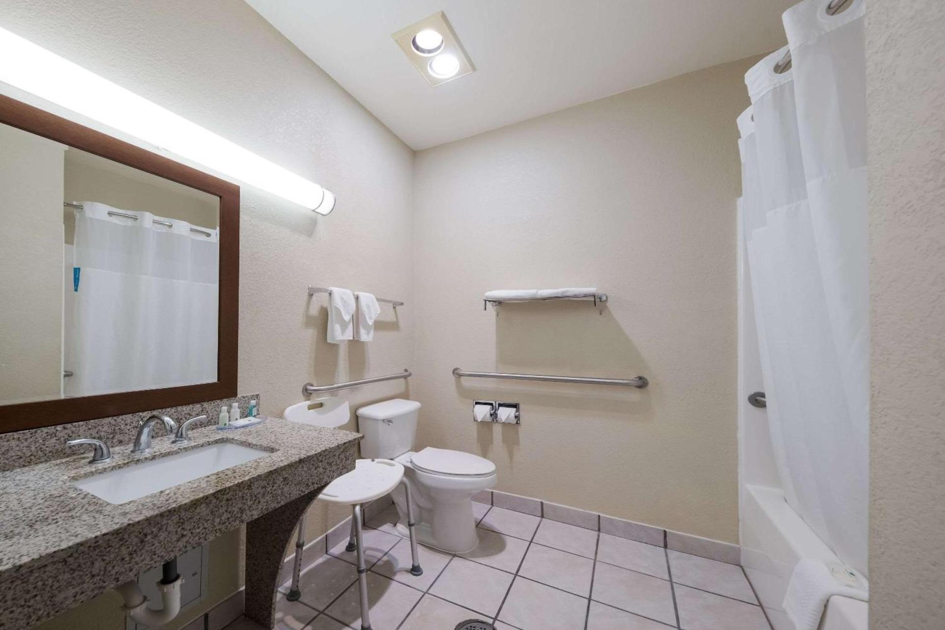 Quality Inn & Suites Terrell photo 26