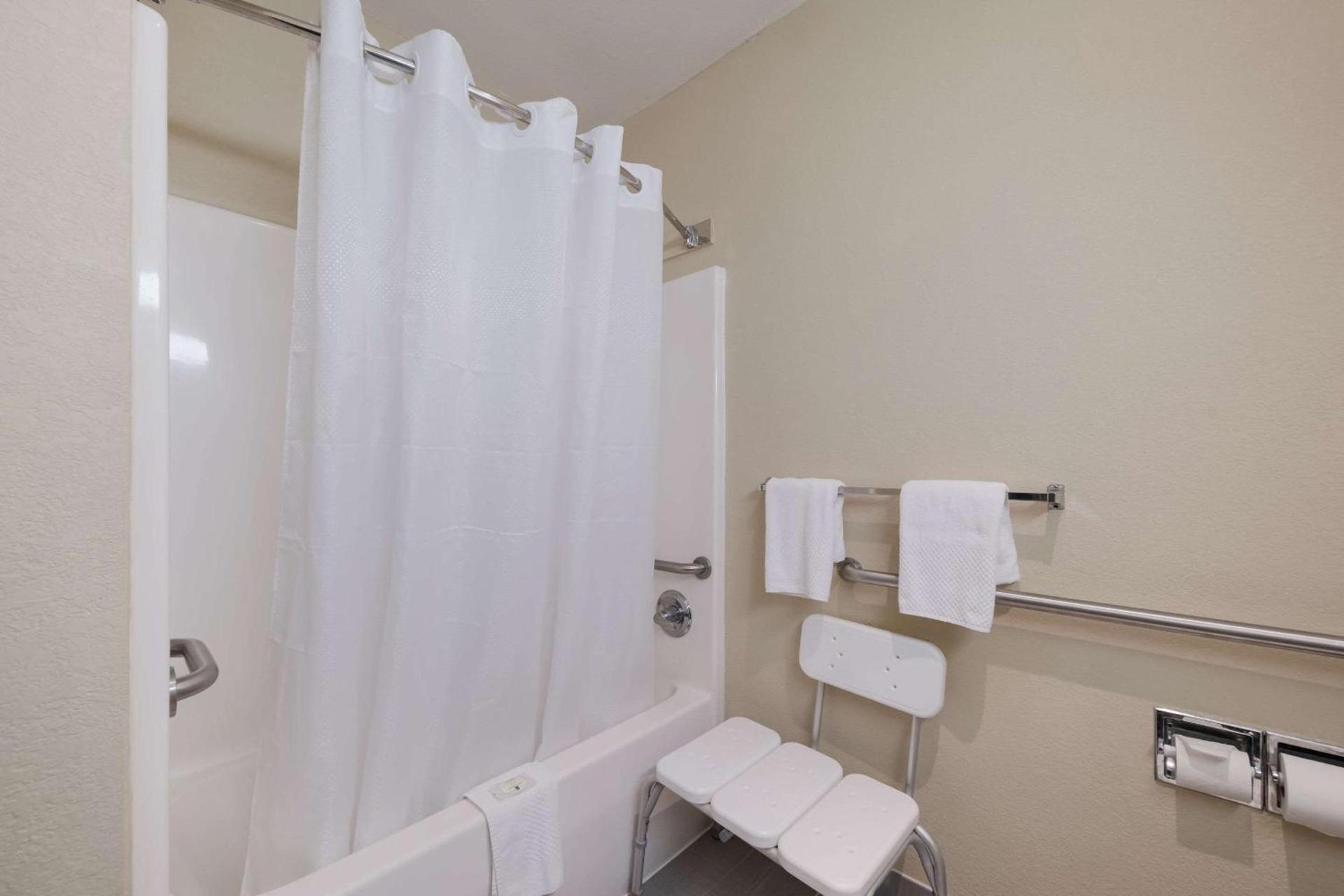 Quality Inn & Suites Terrell photo 27