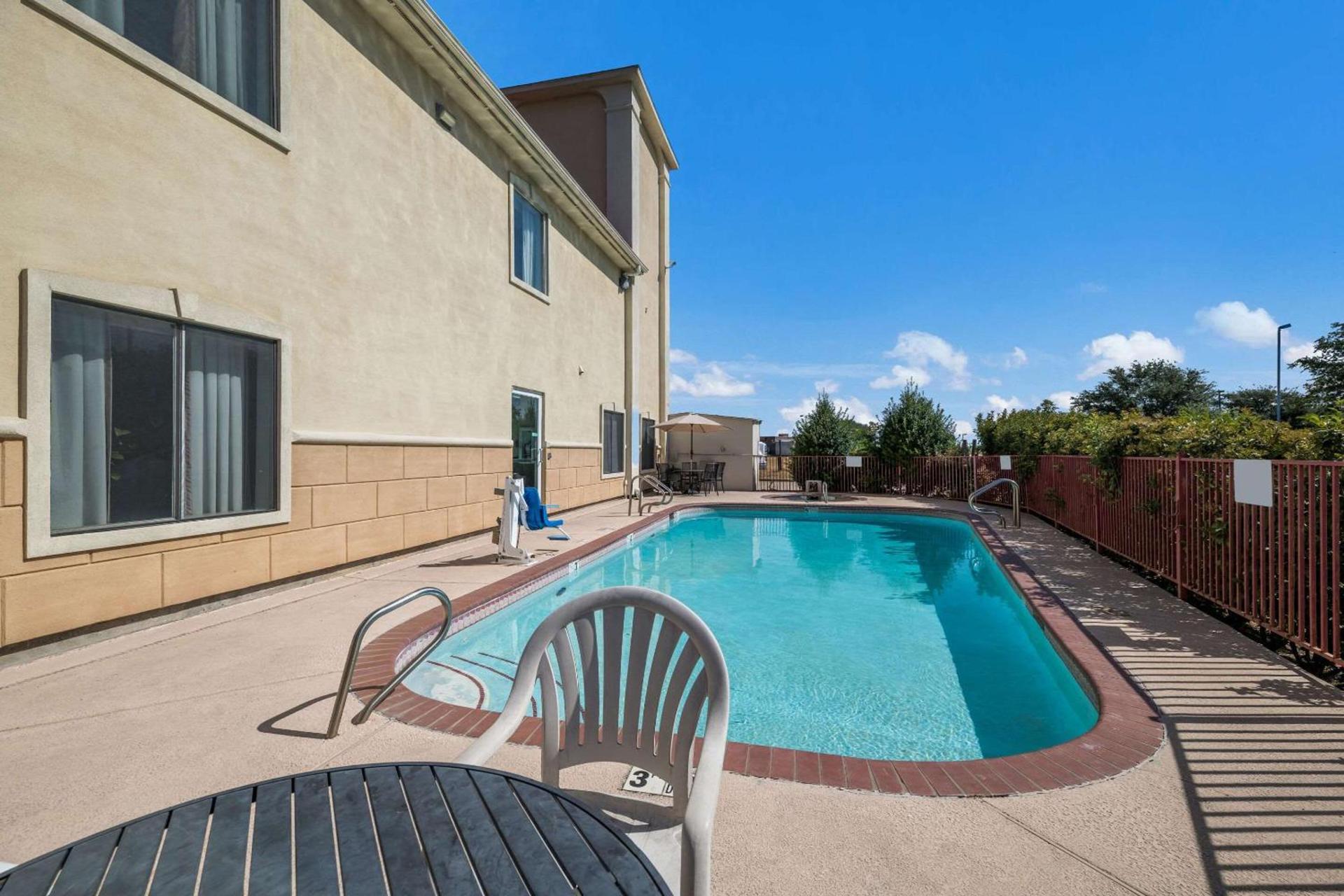 Quality Inn & Suites Terrell photo 28