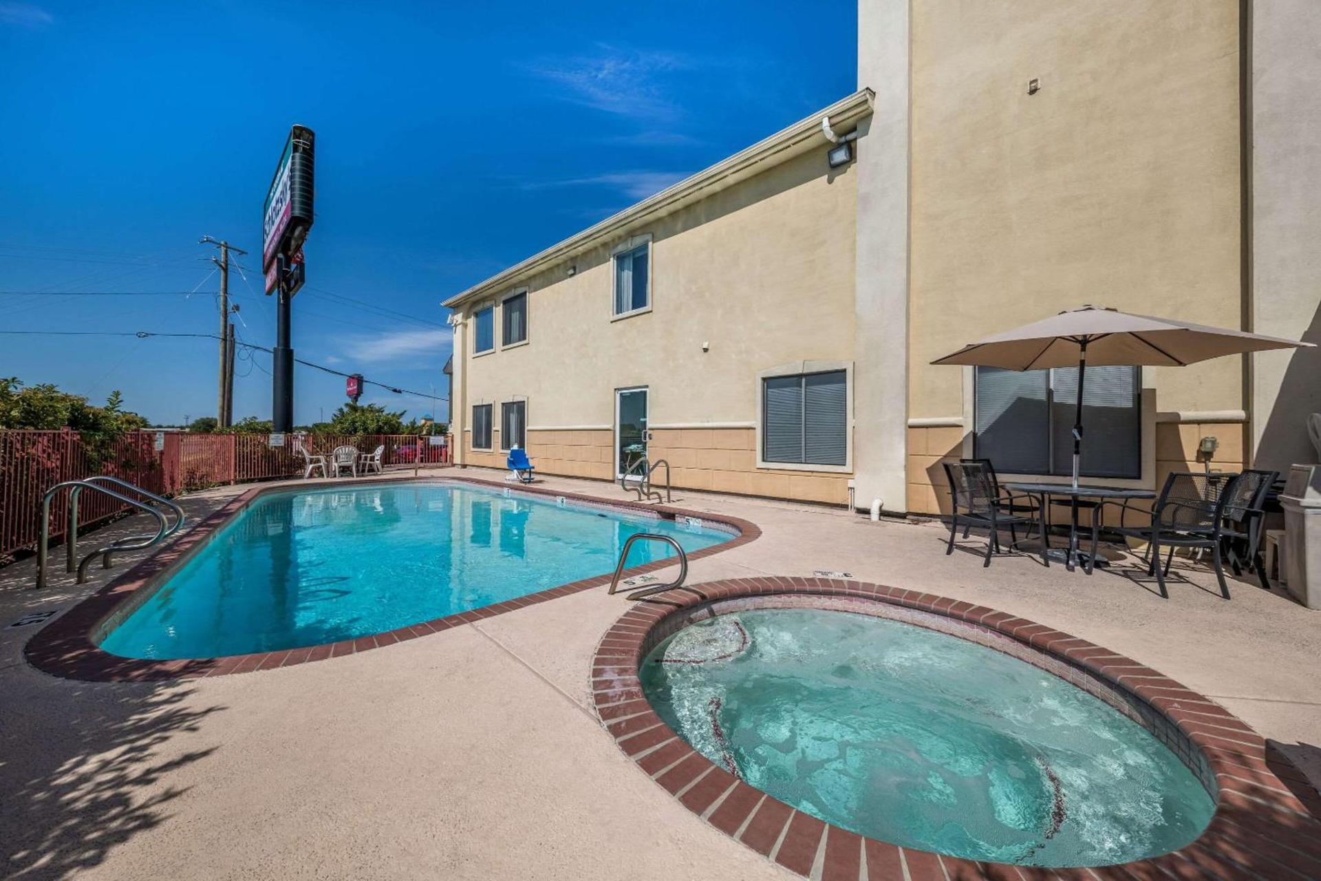 Quality Inn & Suites Terrell photo 29