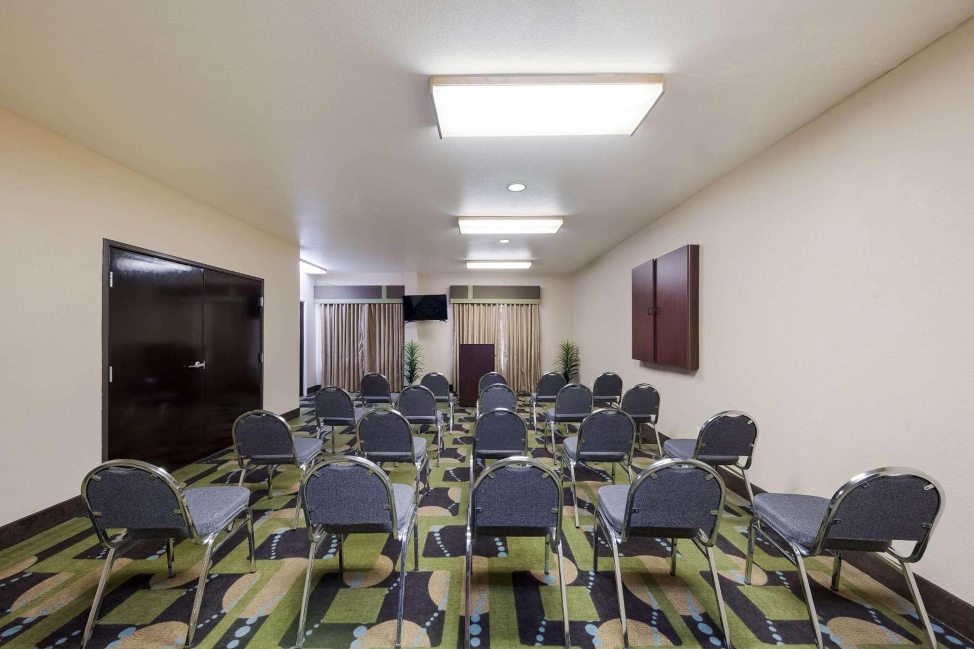 Quality Inn & Suites Terrell photo 33