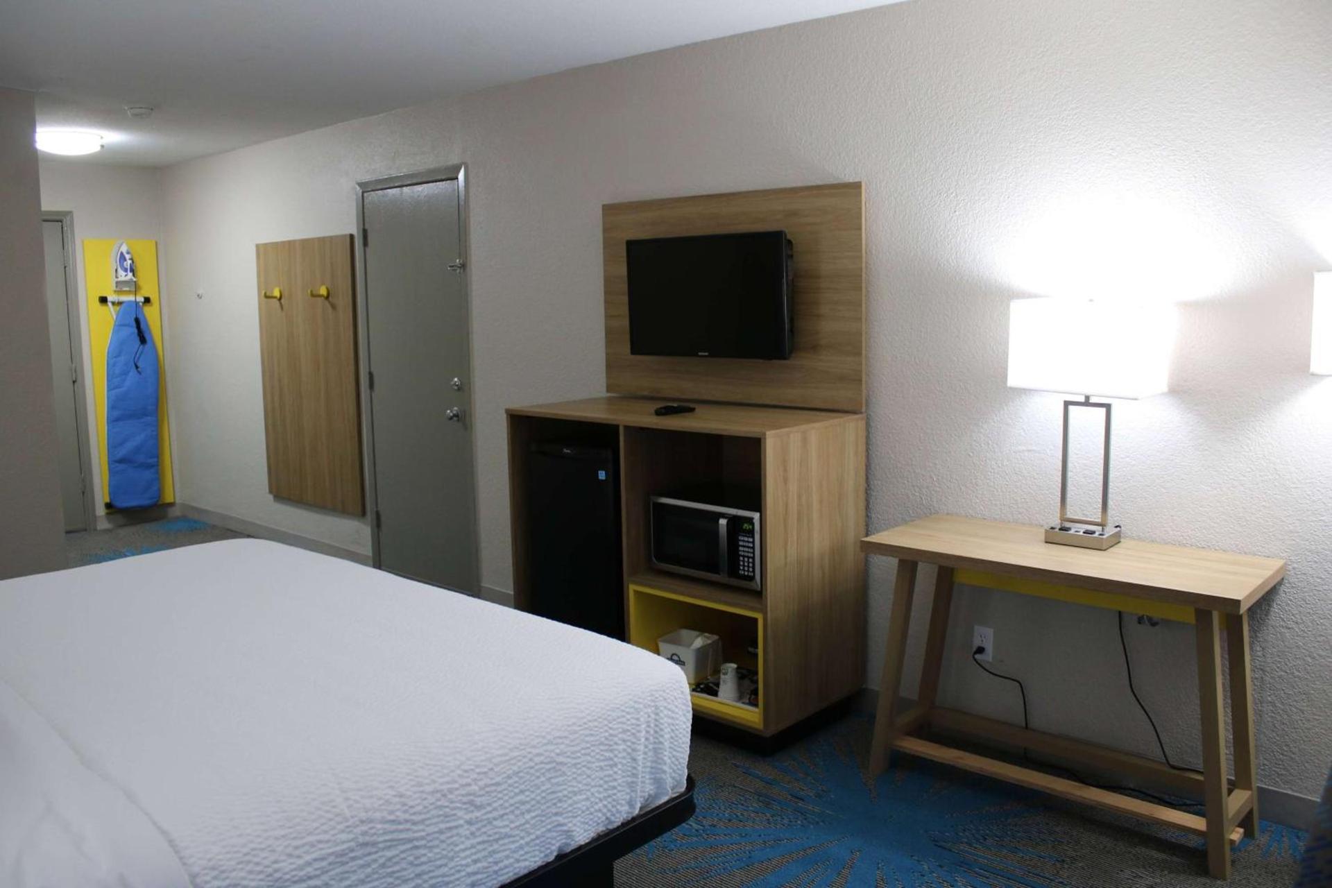 Days Inn by Wyndham Waco University Area photo 50
