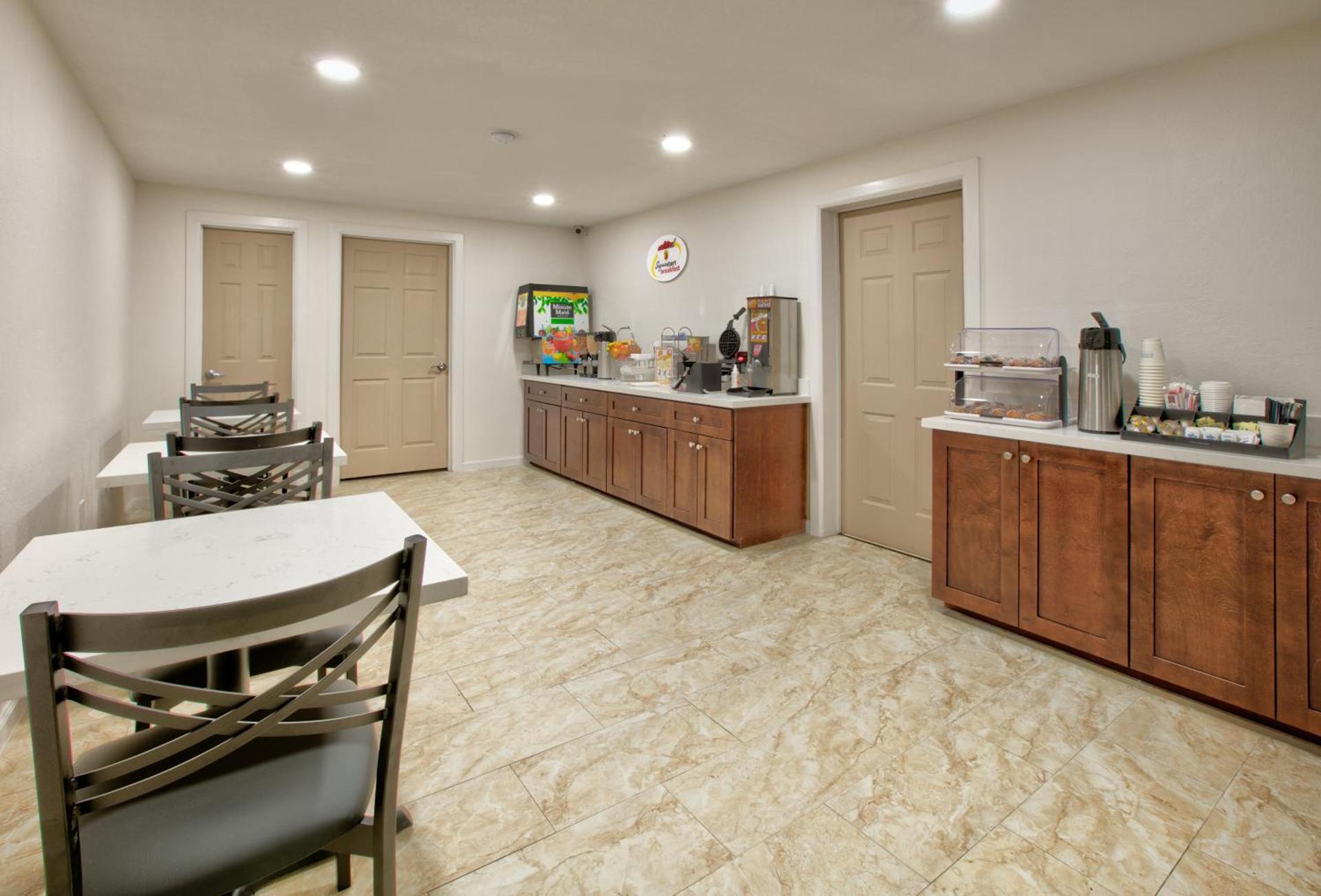 Super 8 by Wyndham Victoria - South - Hwy 59 photo 44