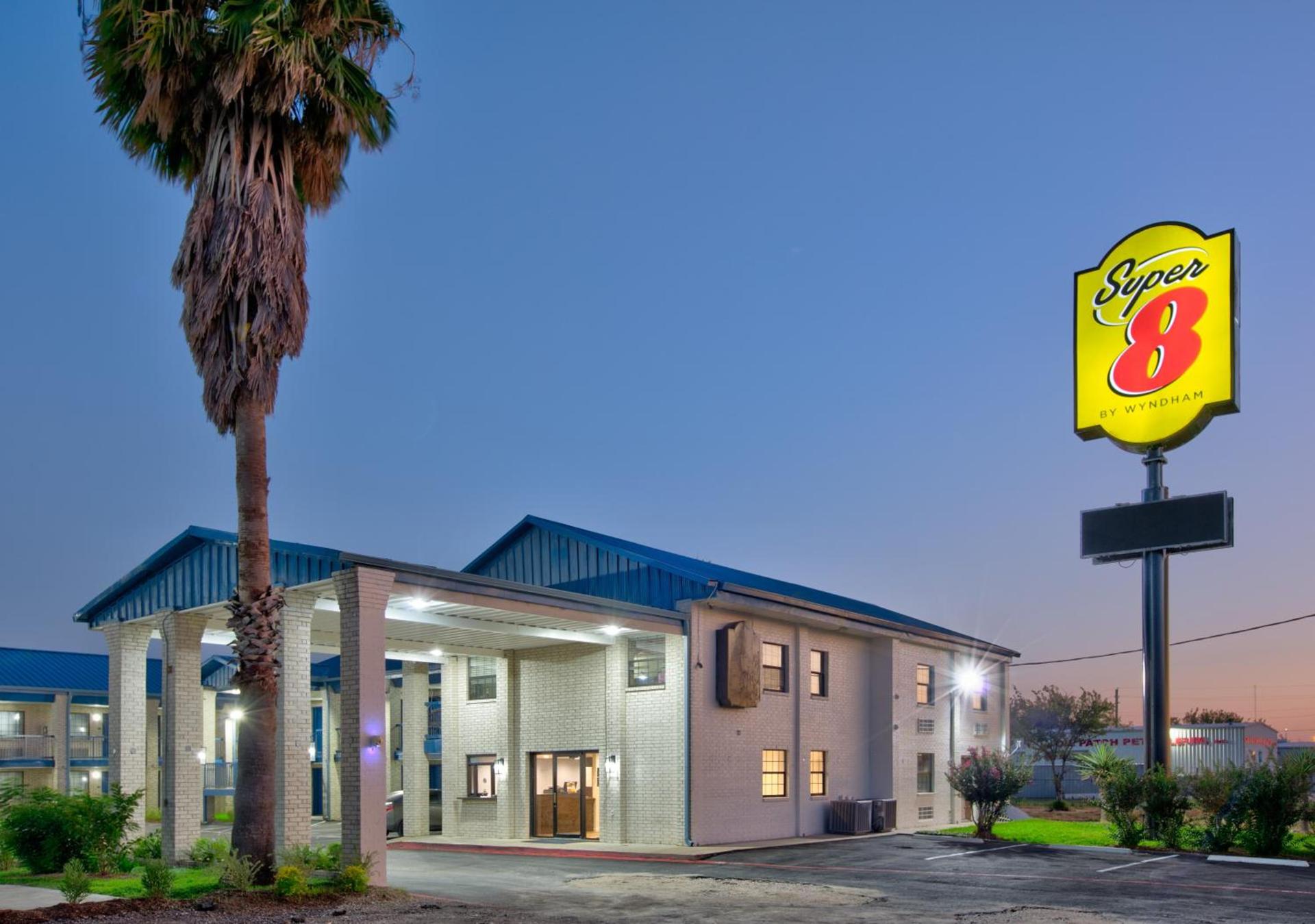 Super 8 by Wyndham Victoria - South - Hwy 59 photo 50
