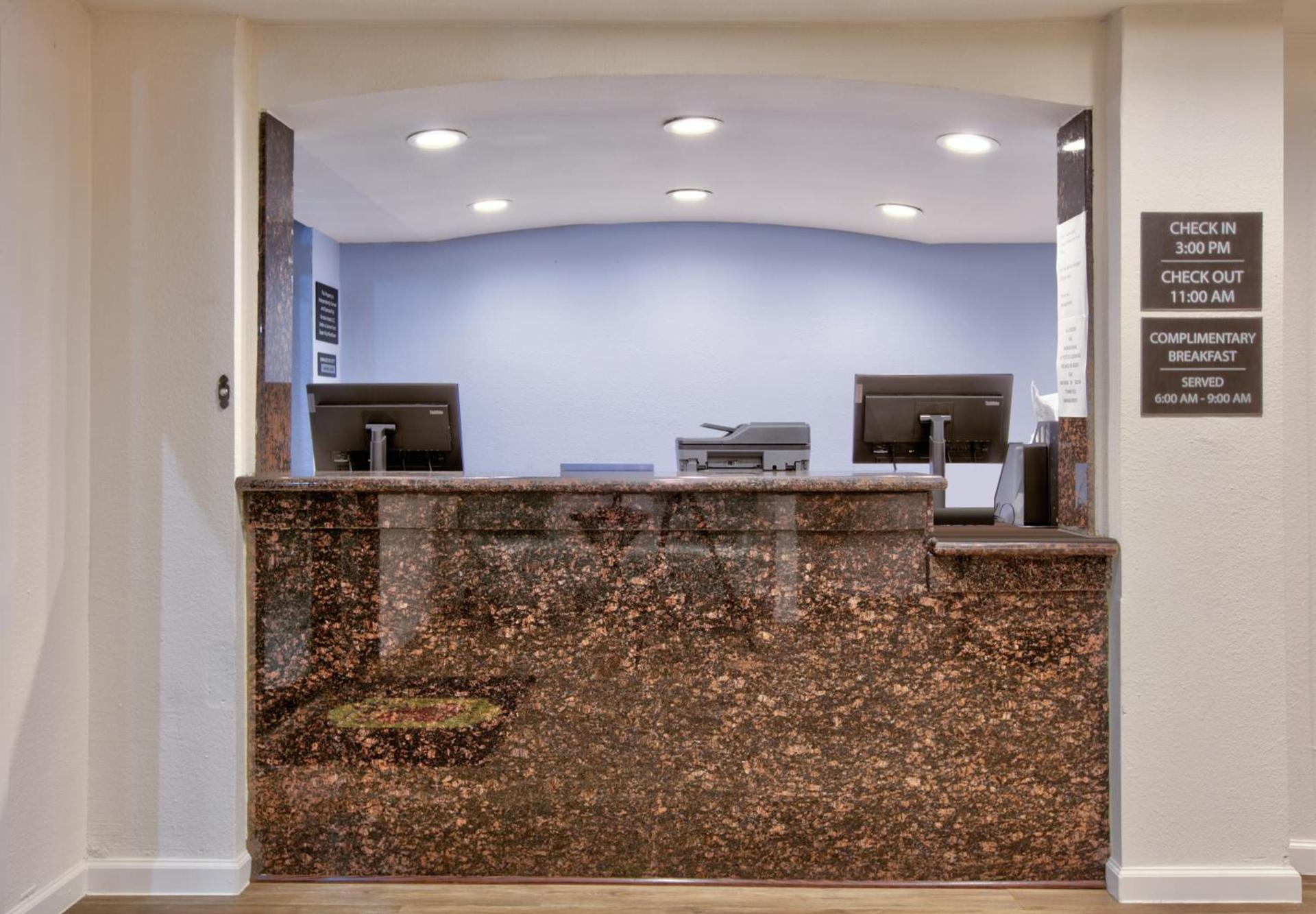 Super 8 by Wyndham Victoria - South - Hwy 59 photo 56