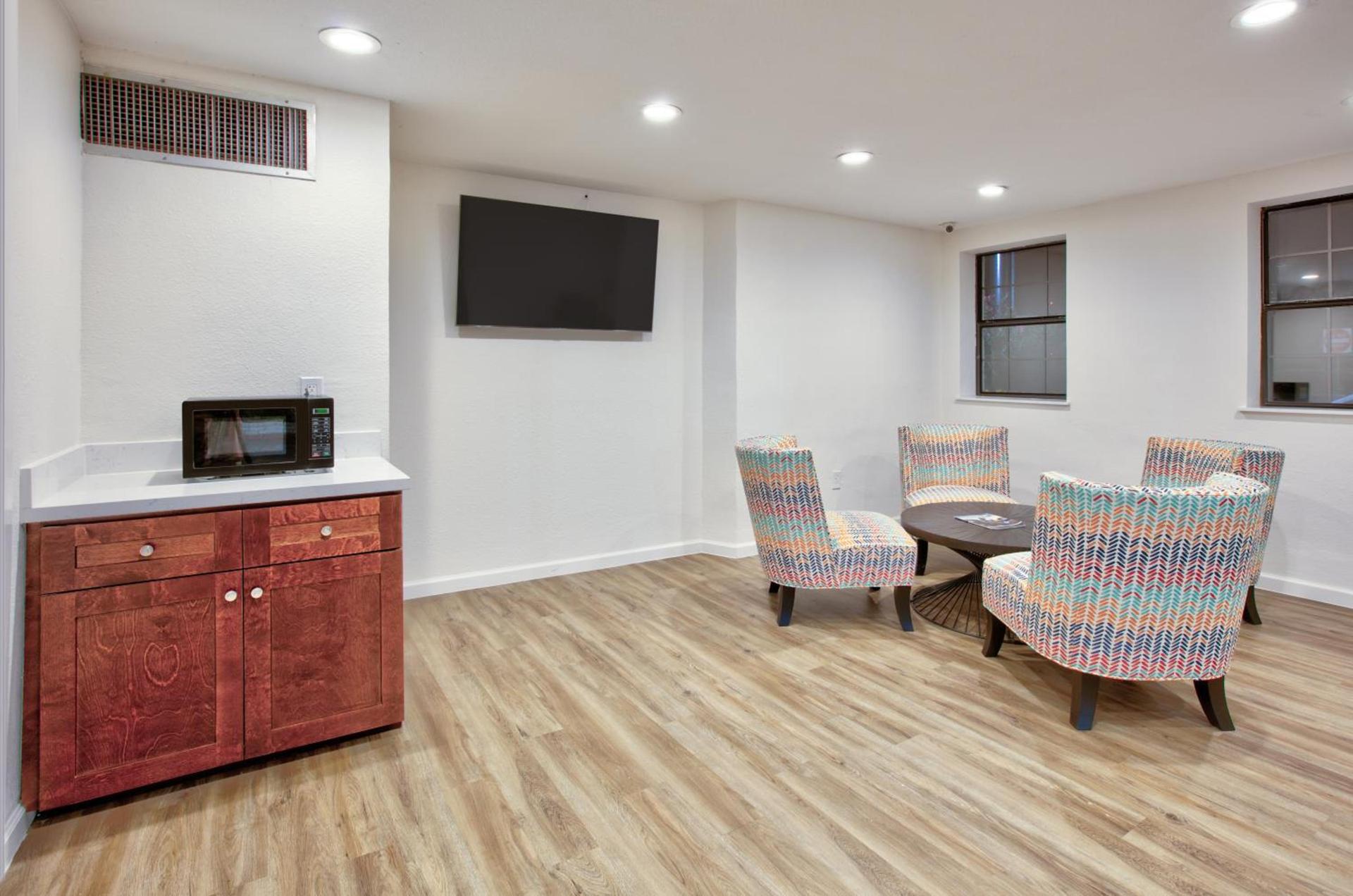 Super 8 by Wyndham Victoria - South - Hwy 59 photo 59