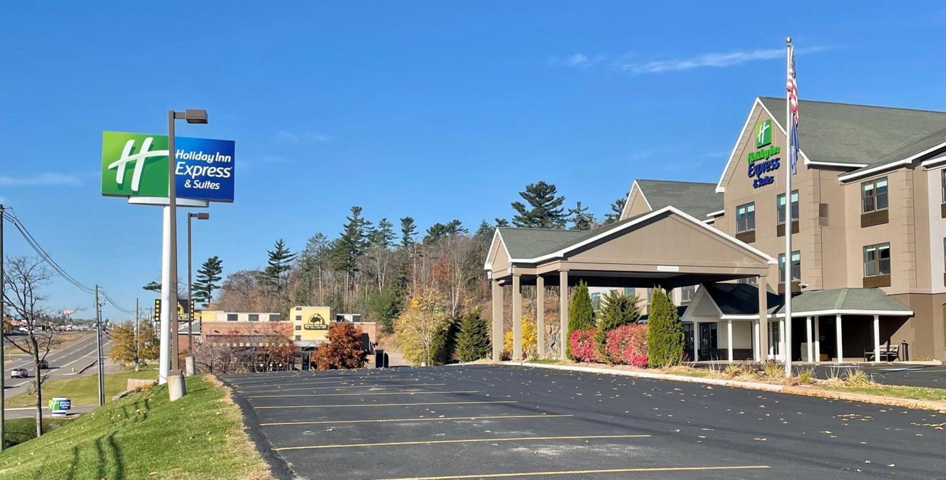 Holiday Inn Express & Suites Marquette by IHG photo 2