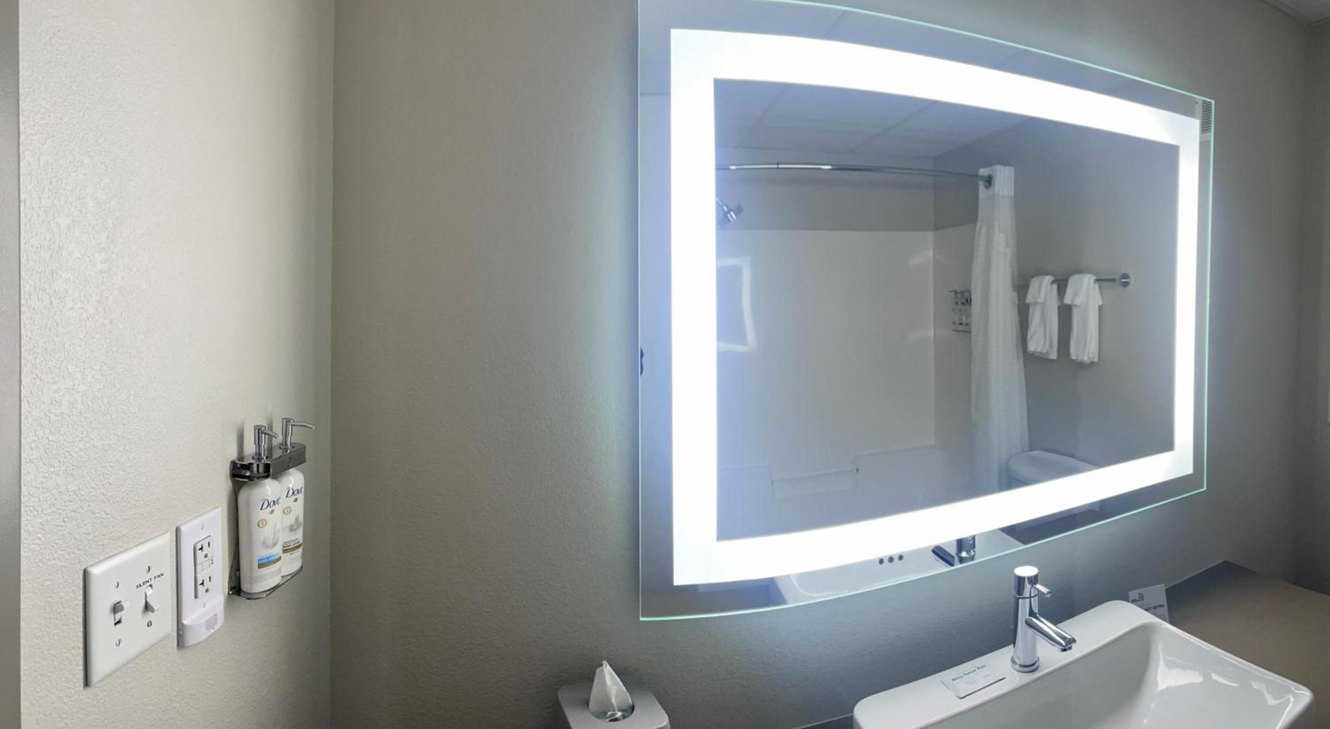 Holiday Inn Express & Suites Marquette by IHG photo 24