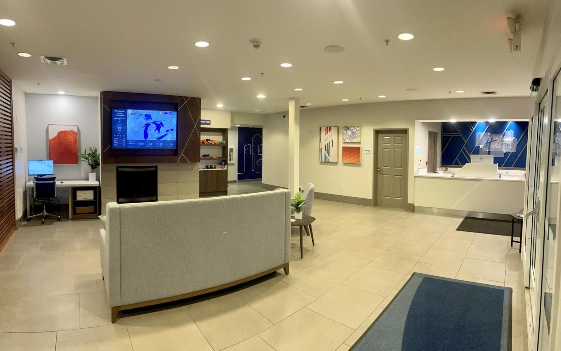 Holiday Inn Express & Suites Marquette by IHG photo 3