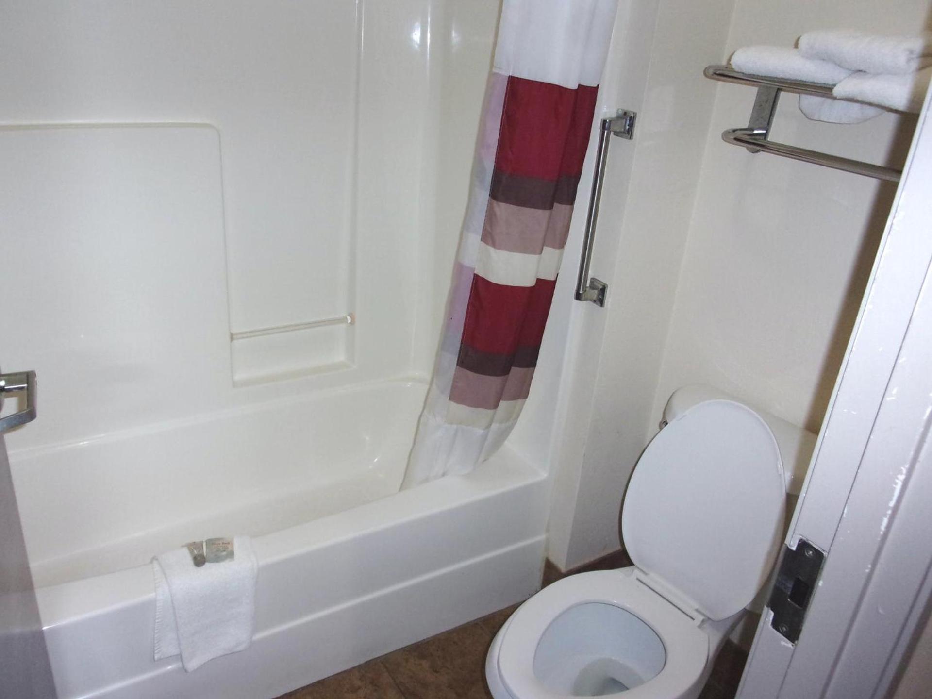 Econo Lodge Inn & Suites photo 38