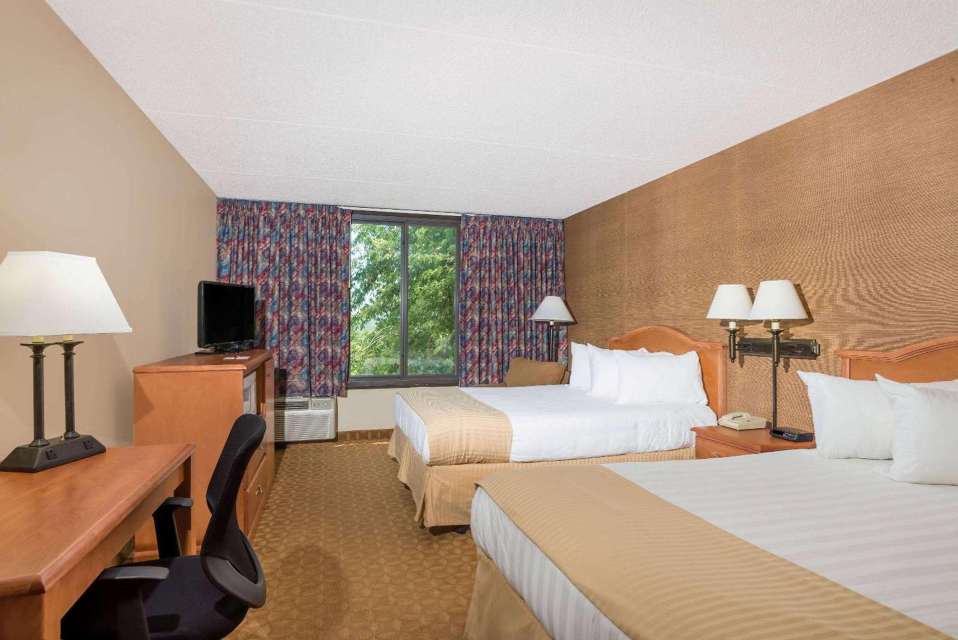 Ramada by Wyndham Watertown Thousand photo 9
