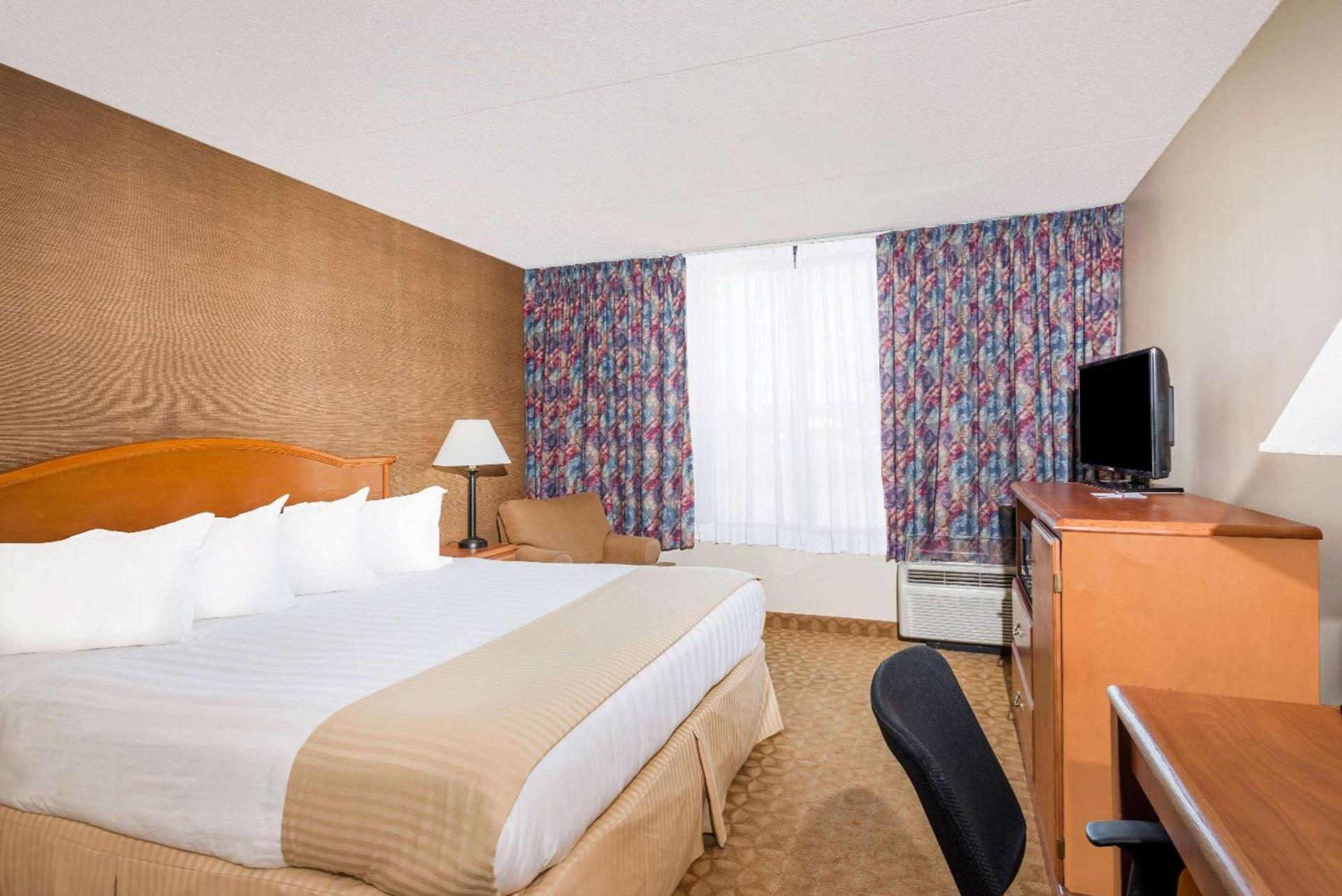Ramada by Wyndham Watertown Thousand photo 14