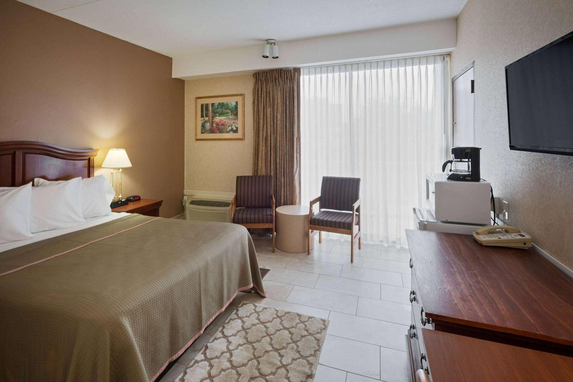Howard Johnson by Wyndham Toms River photo 11