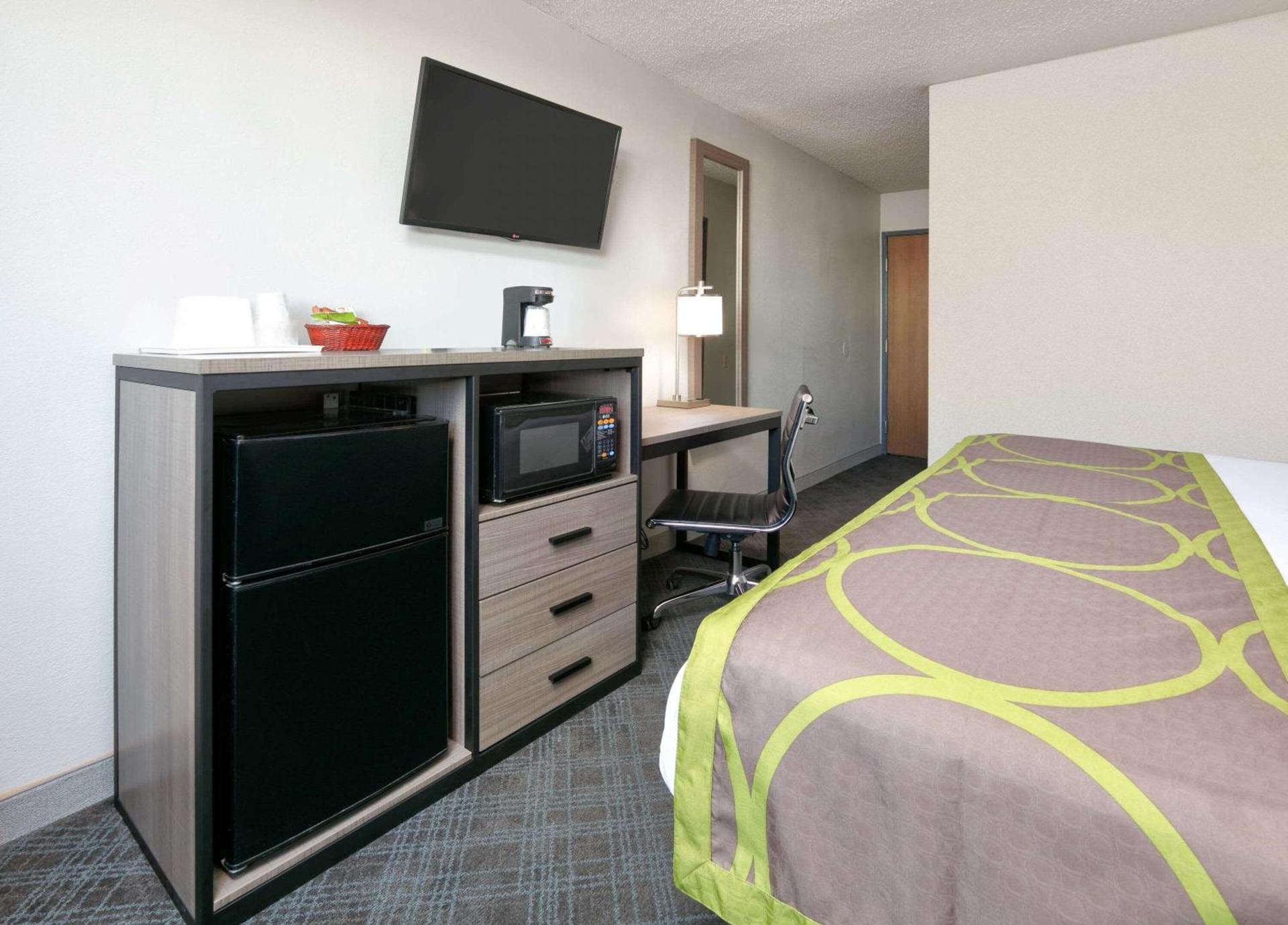 Super 8 by Wyndham Amarillo photo 11