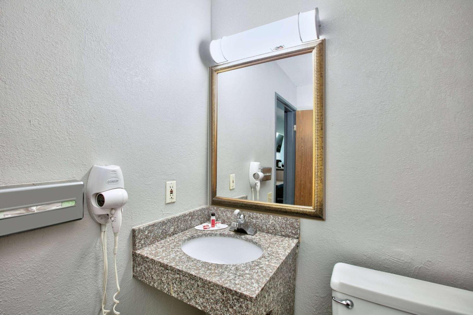 Super 8 by Wyndham Amarillo photo 13