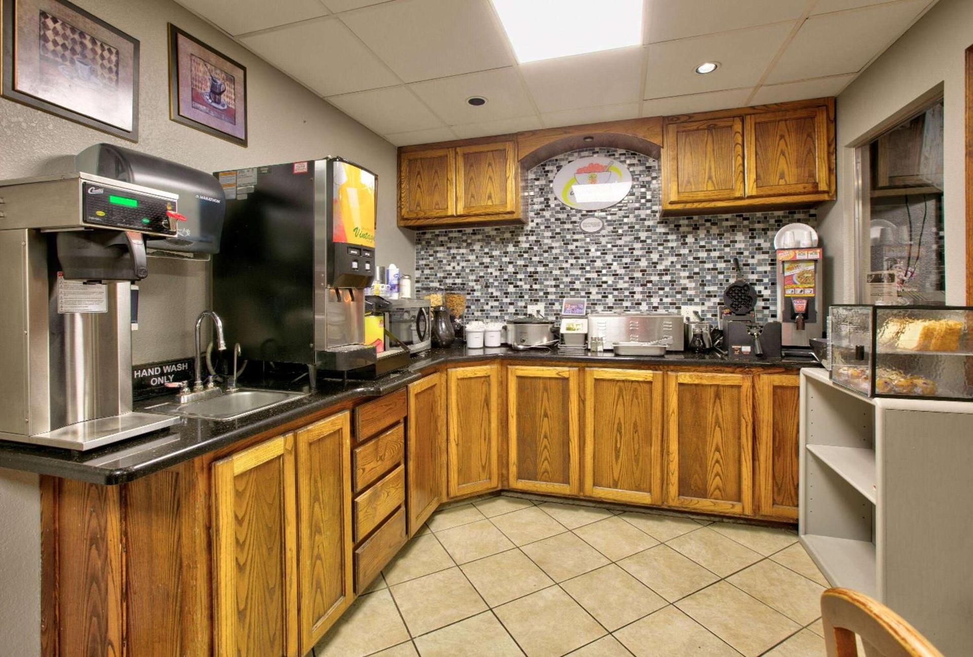 Super 8 by Wyndham Amarillo photo 25