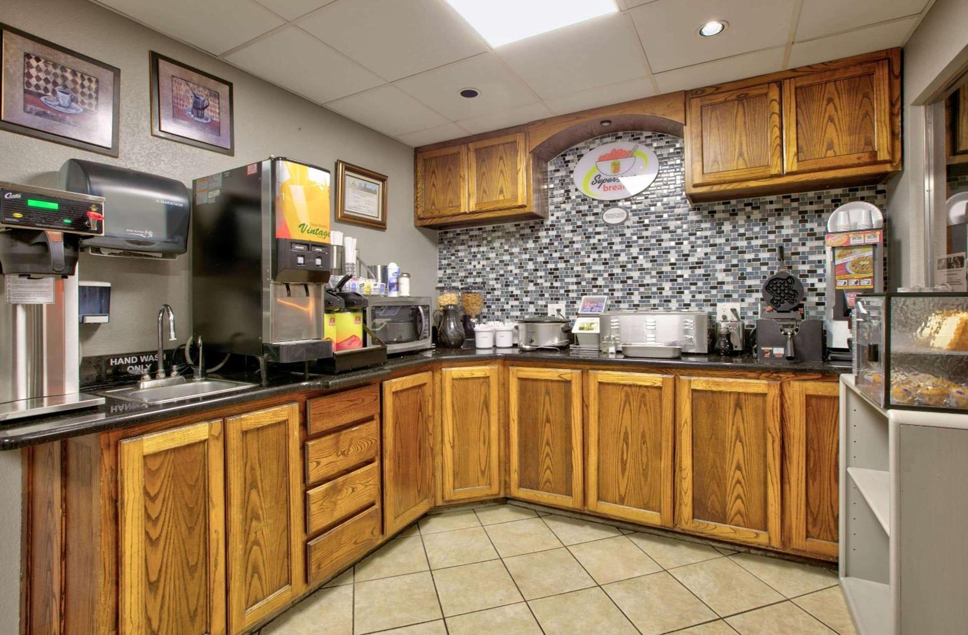 Super 8 by Wyndham Amarillo photo 26
