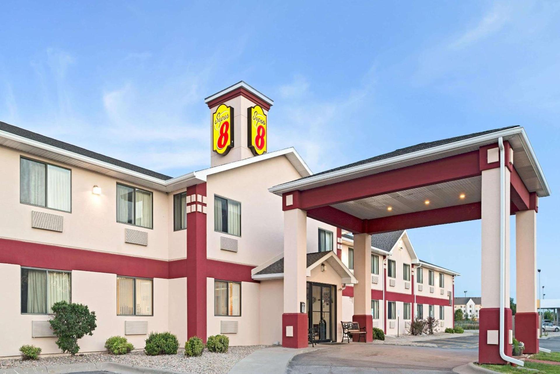 Super 8 by Wyndham Omaha Eppley Airport/Carter Lake photo 1
