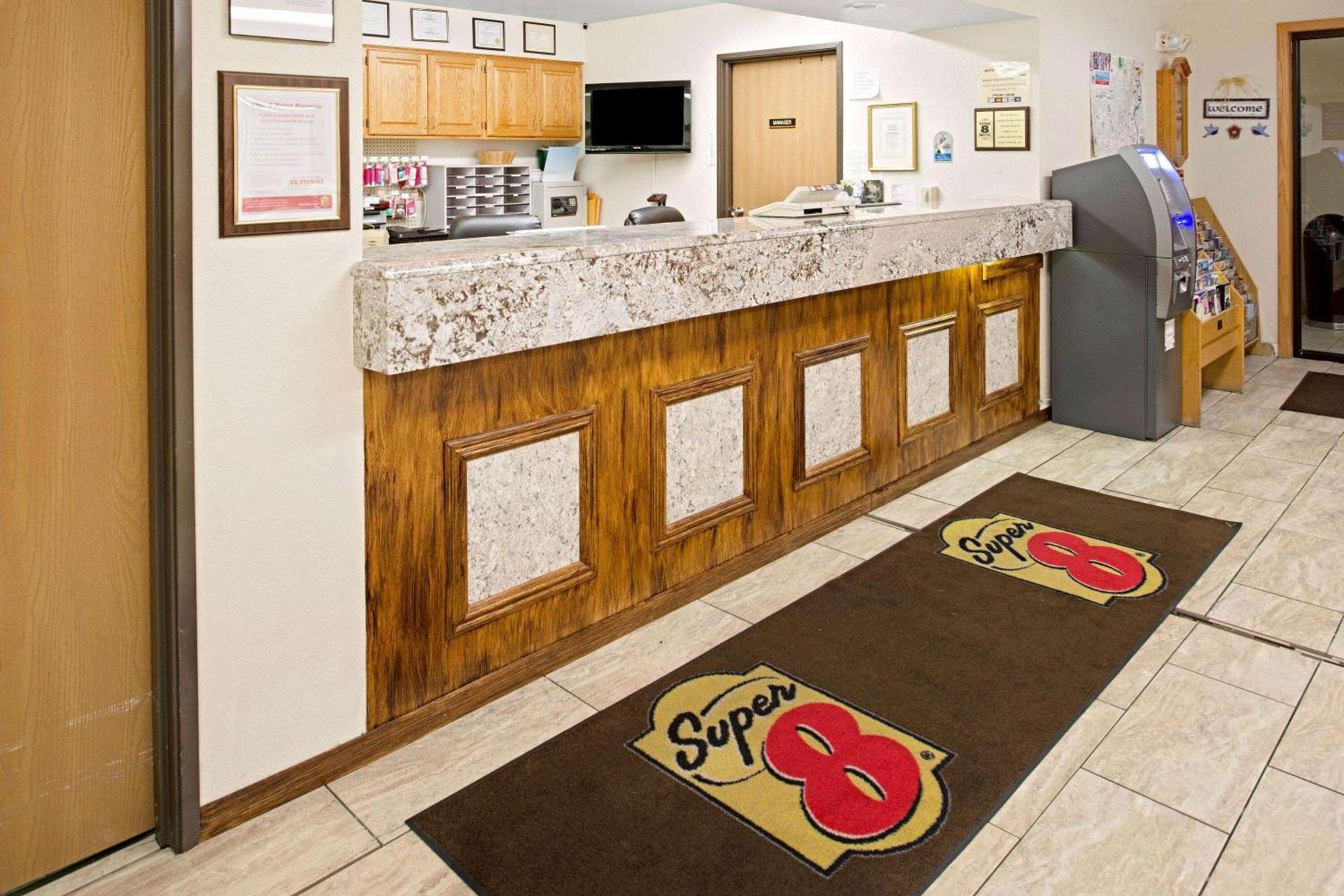 Super 8 by Wyndham Omaha Eppley Airport/Carter Lake photo 2