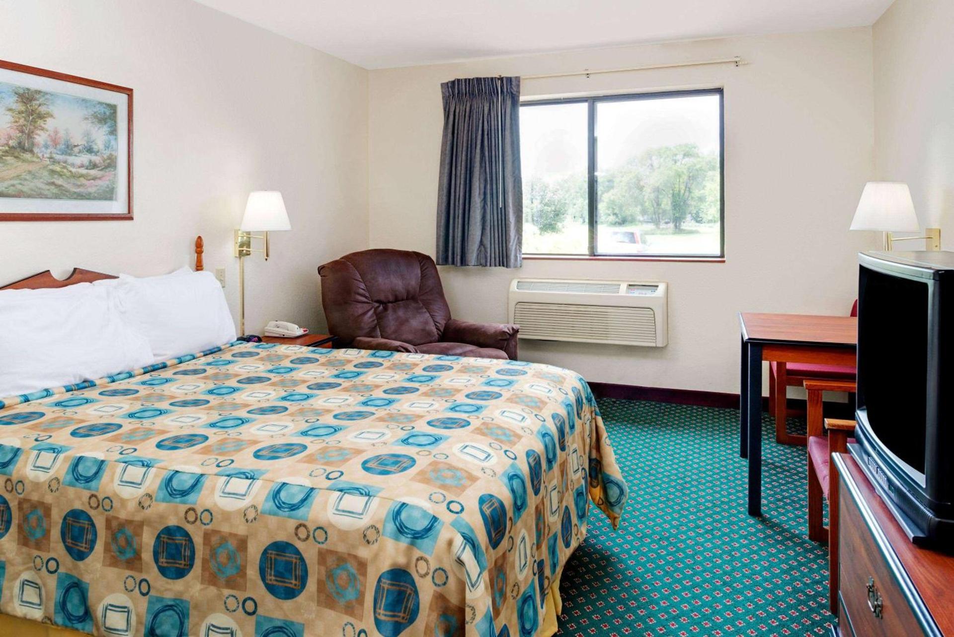 Super 8 by Wyndham Omaha Eppley Airport/Carter Lake photo 4