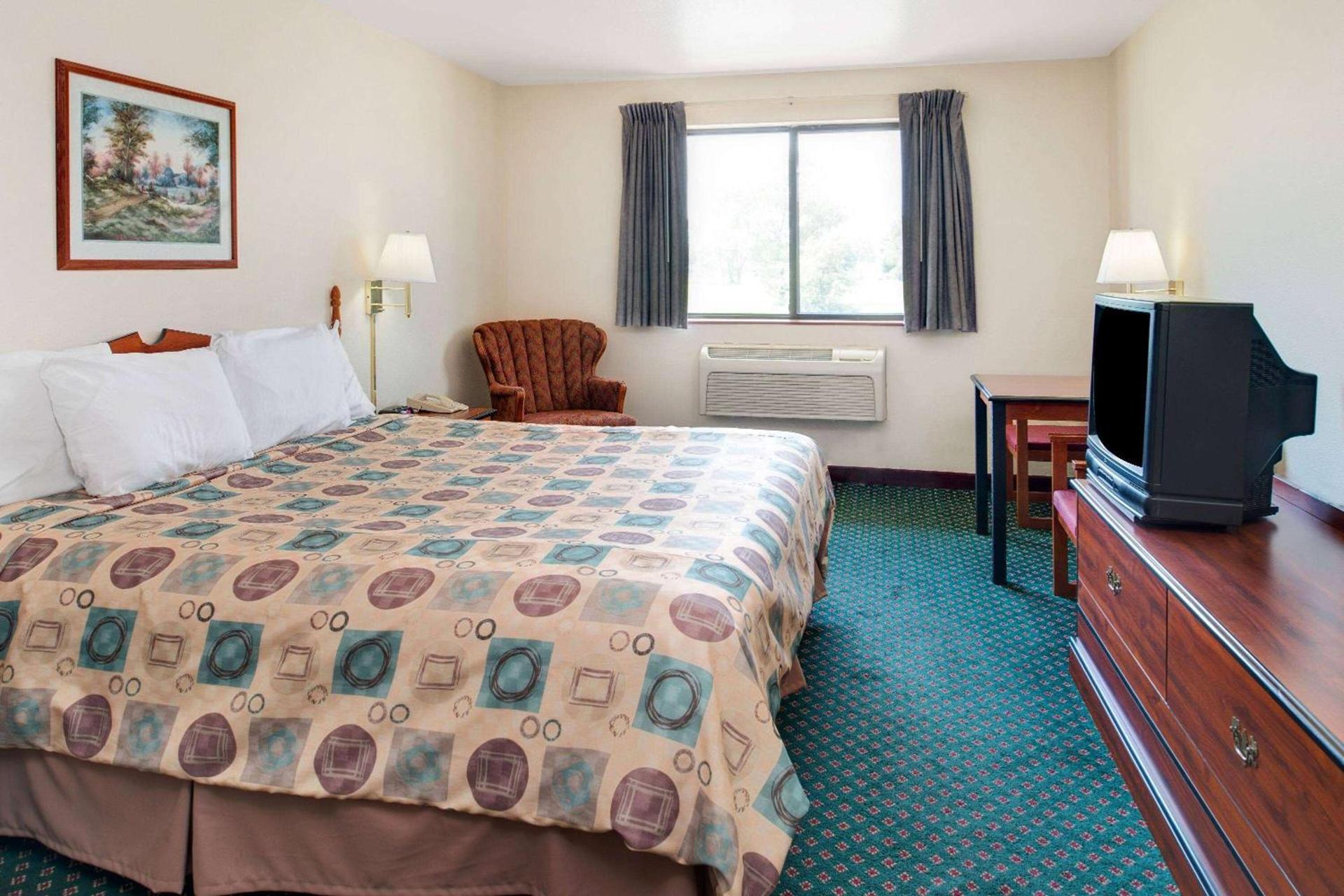 Super 8 by Wyndham Omaha Eppley Airport/Carter Lake photo 3