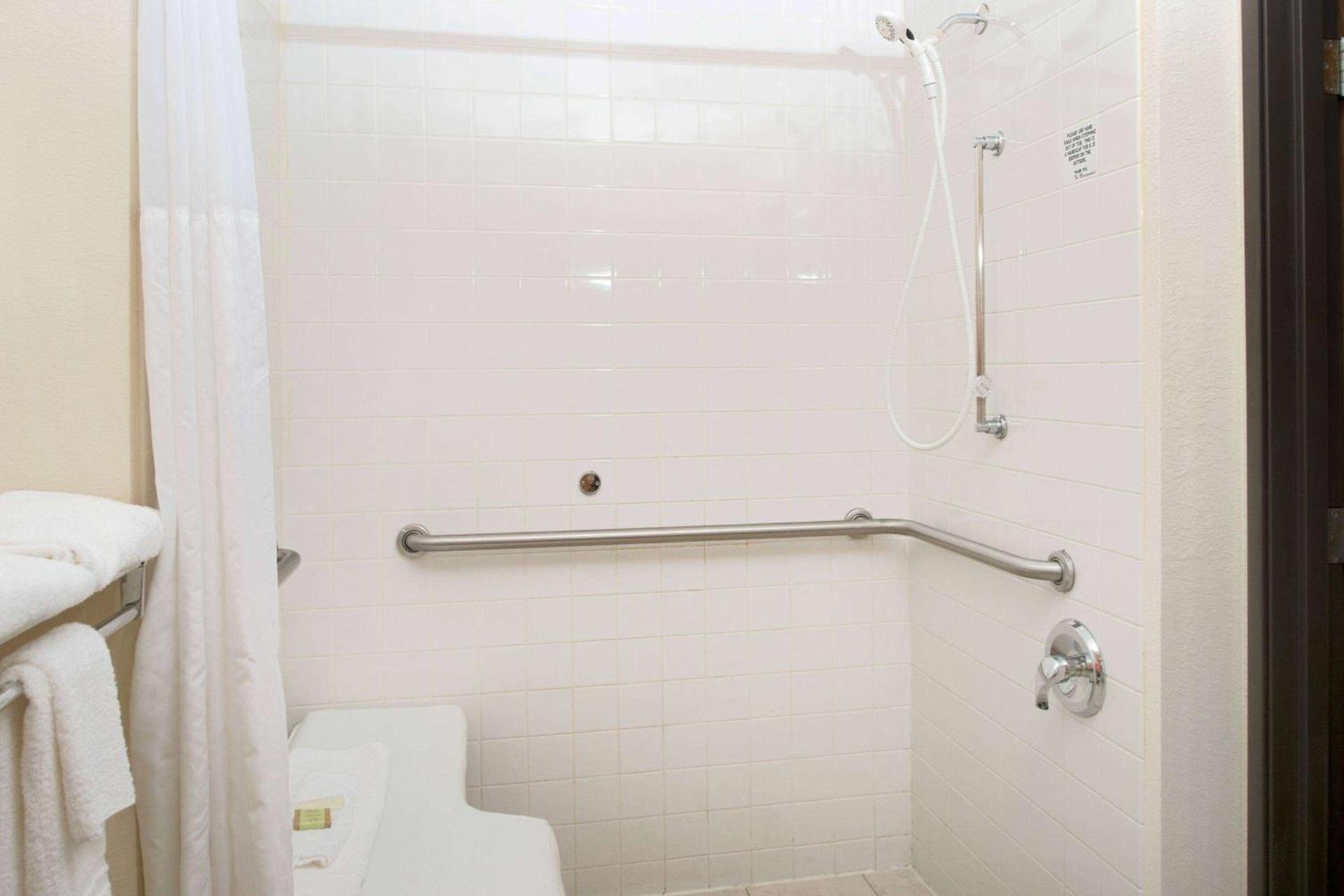 Super 8 by Wyndham Omaha Eppley Airport/Carter Lake photo 7