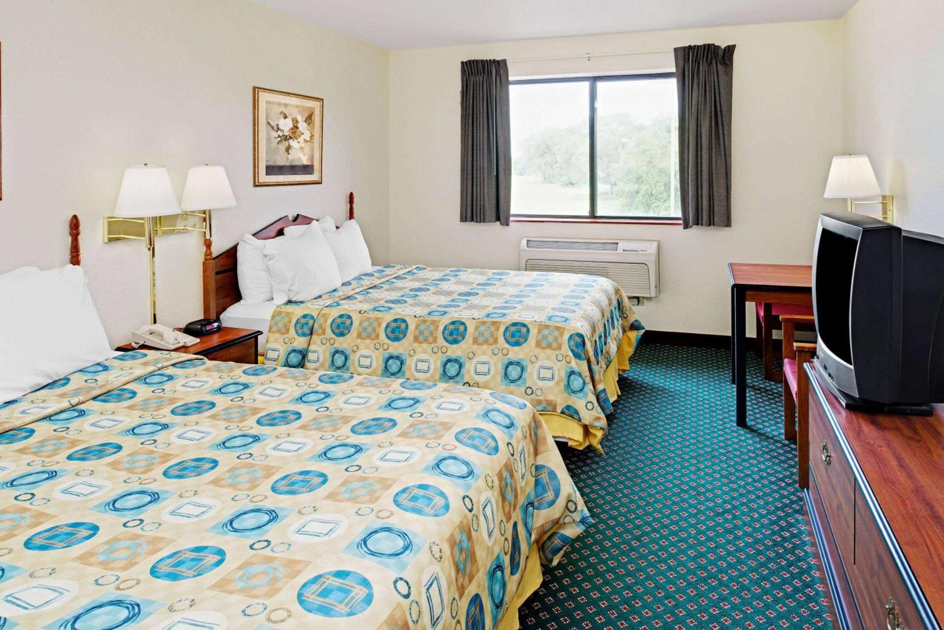Super 8 by Wyndham Omaha Eppley Airport/Carter Lake photo 8