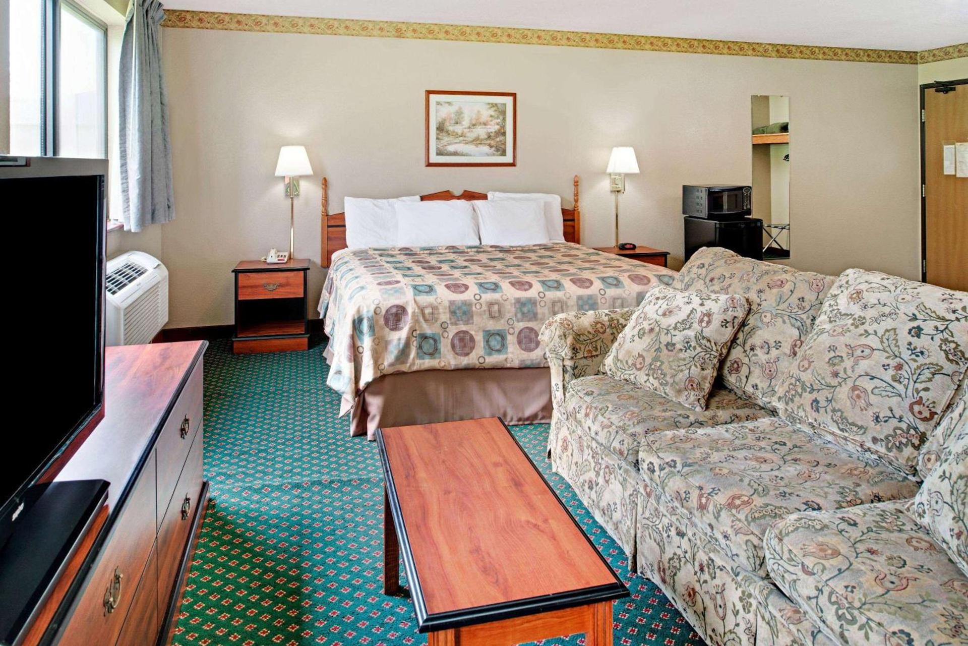 Super 8 by Wyndham Omaha Eppley Airport/Carter Lake photo 9
