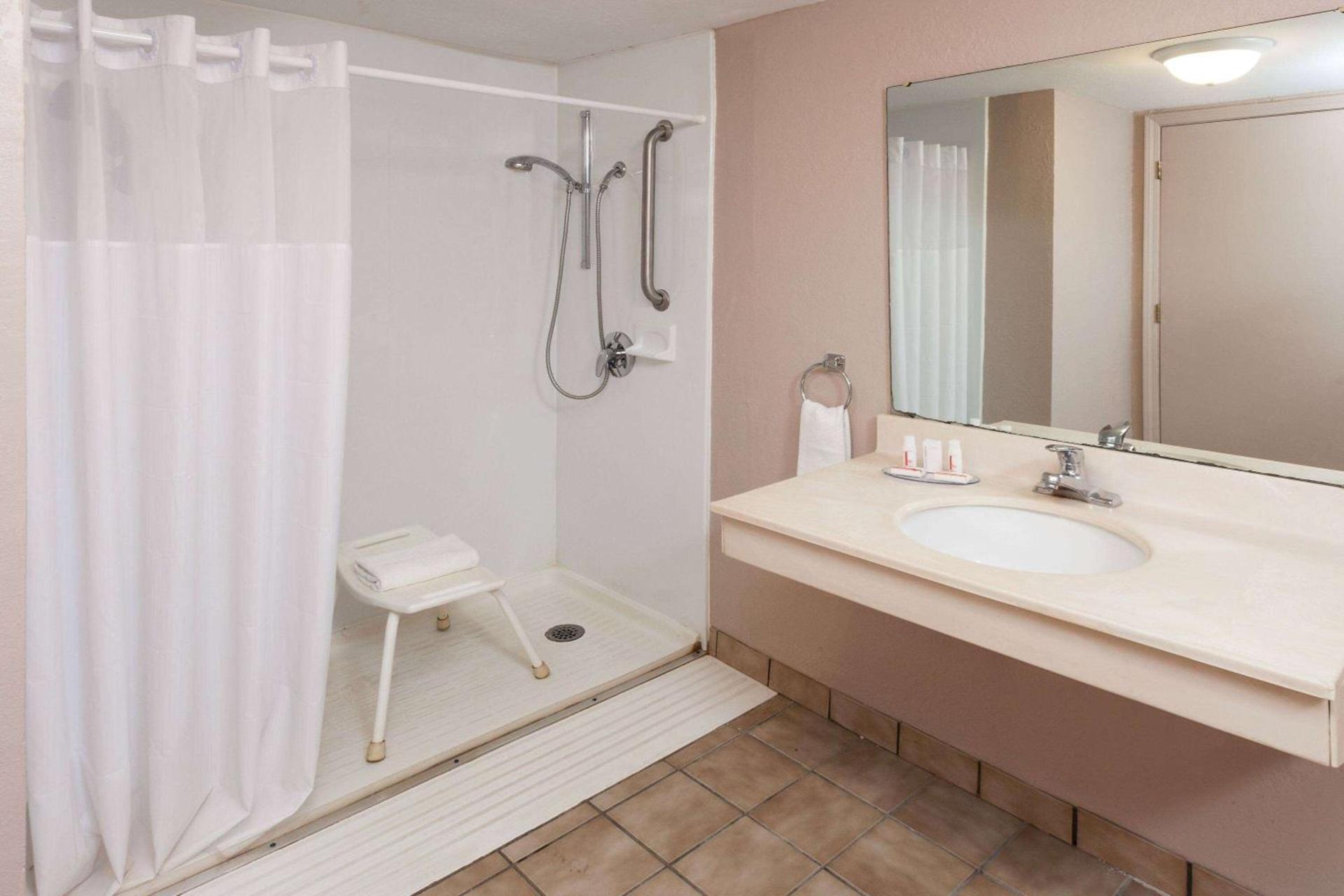 Days Inn & Suites by Wyndham Kokomo photo 9