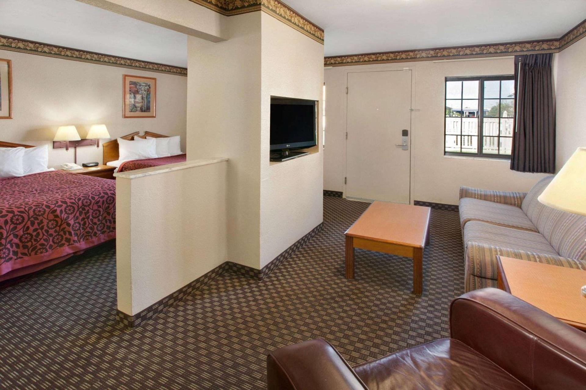 Days Inn & Suites by Wyndham Kokomo photo 11