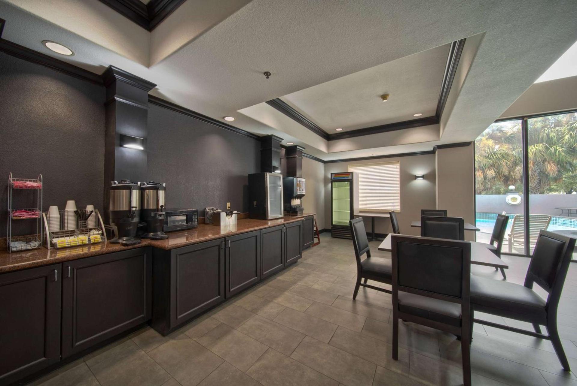 Wingate by Wyndham Houston Bush Intercontinental Airport photo 39
